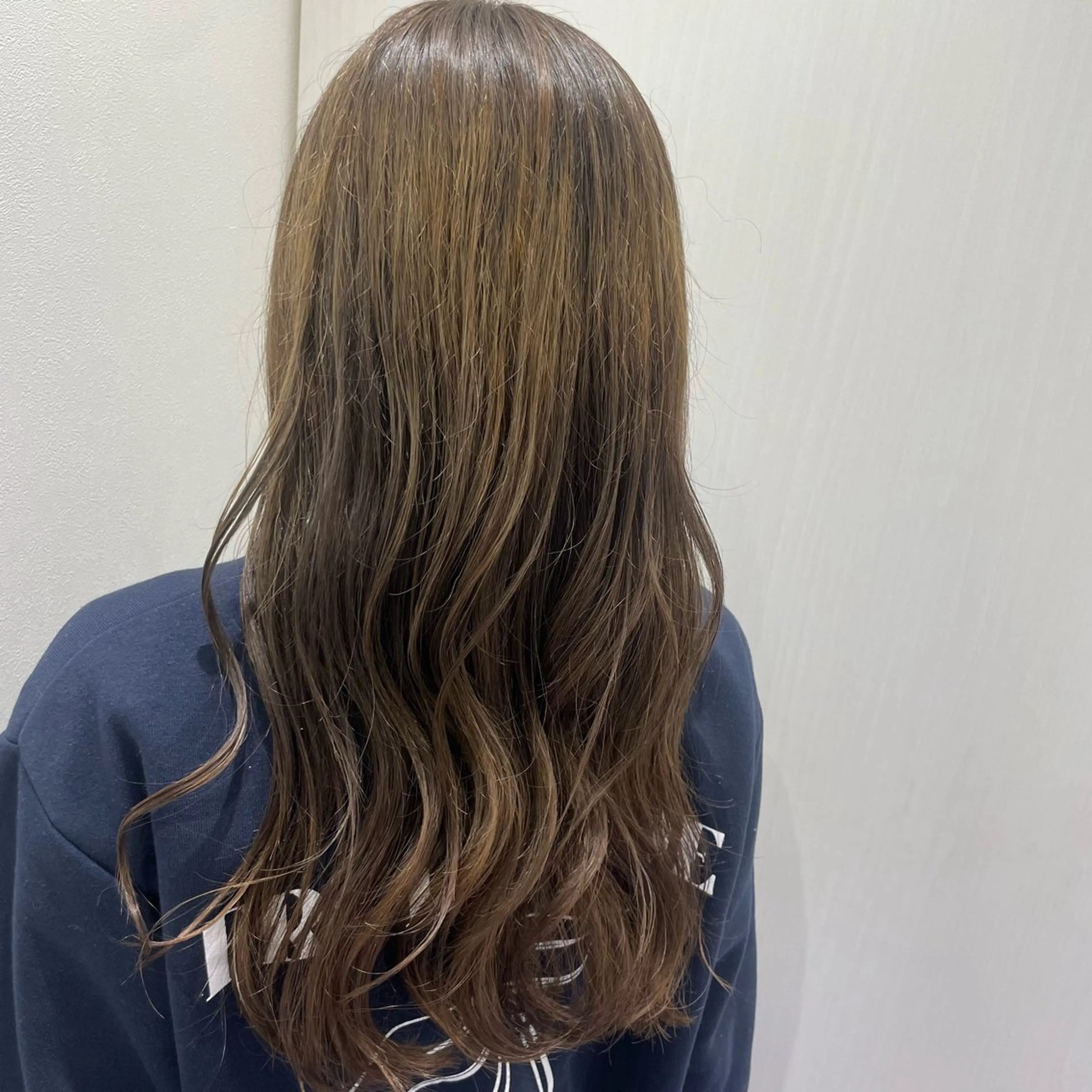 セミロング ヘアカラー トリートメント 岩本 彩花のヘアスタイル
