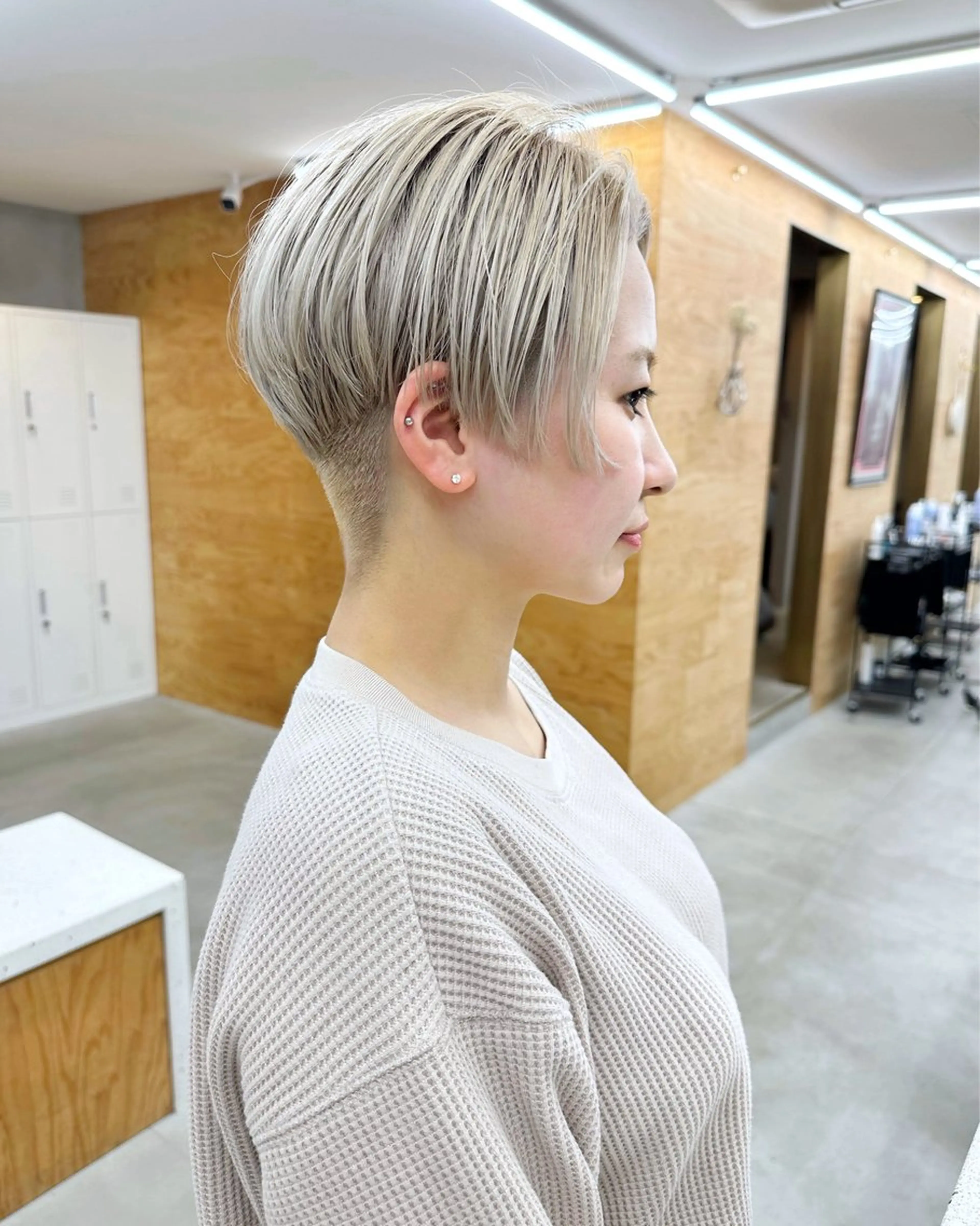 ショート カラー ベージュカラー 透明感カラー ハイトーンカラー シルバー シルバーベージュ カット ヘアカラー 榛地 渉馬のヘアスタイル