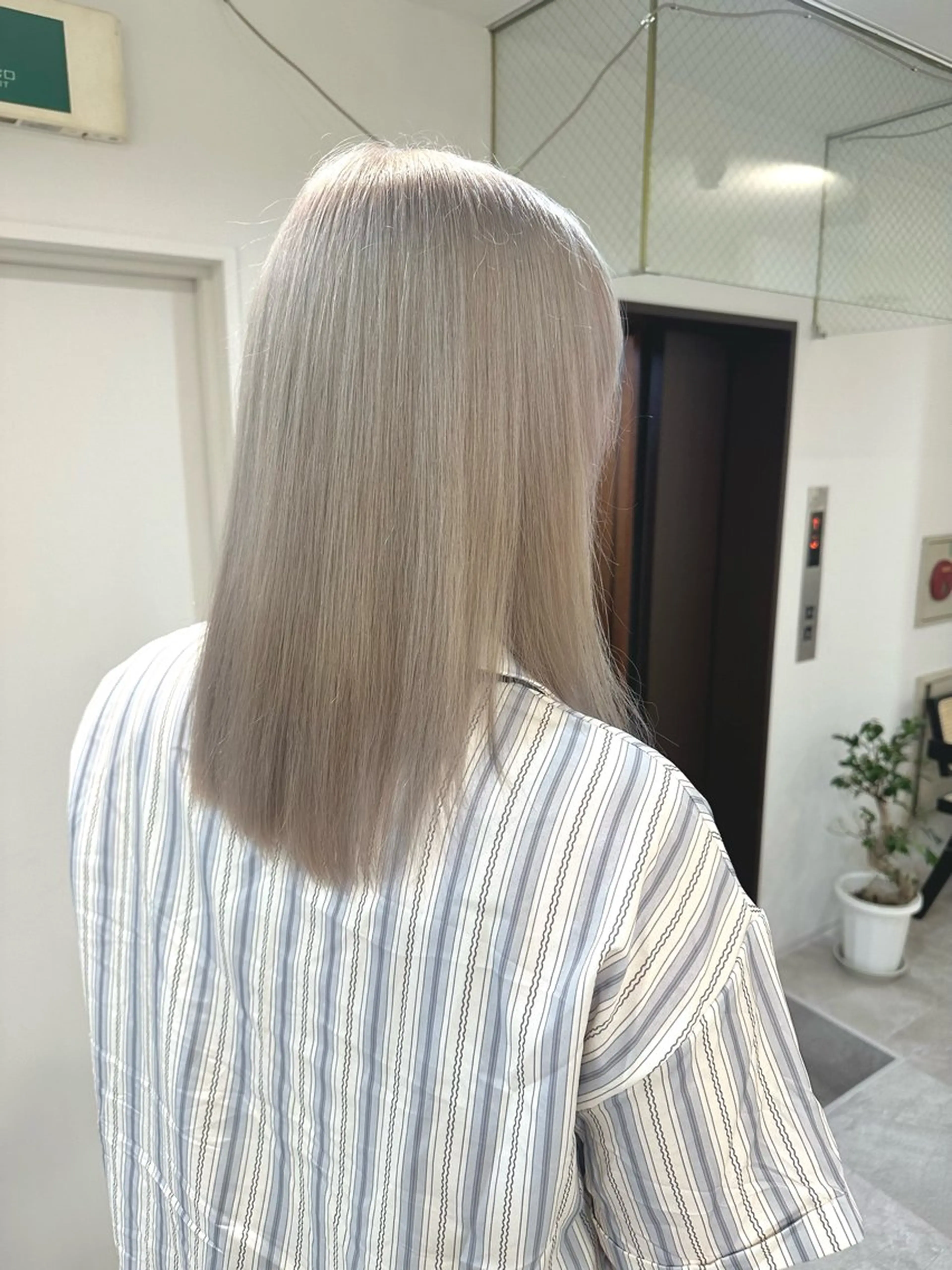 セミロング カラー ヘアアレンジ ベージュカラー ブリーチ ケアブリーチ ミルクティーベージュ ホワイトミルクティーベージュ カット ヘアカラー SALOWIN京都河原町Suite店所属・外国人風レイヤー/ ハイトーンSHUのヘアスタイル