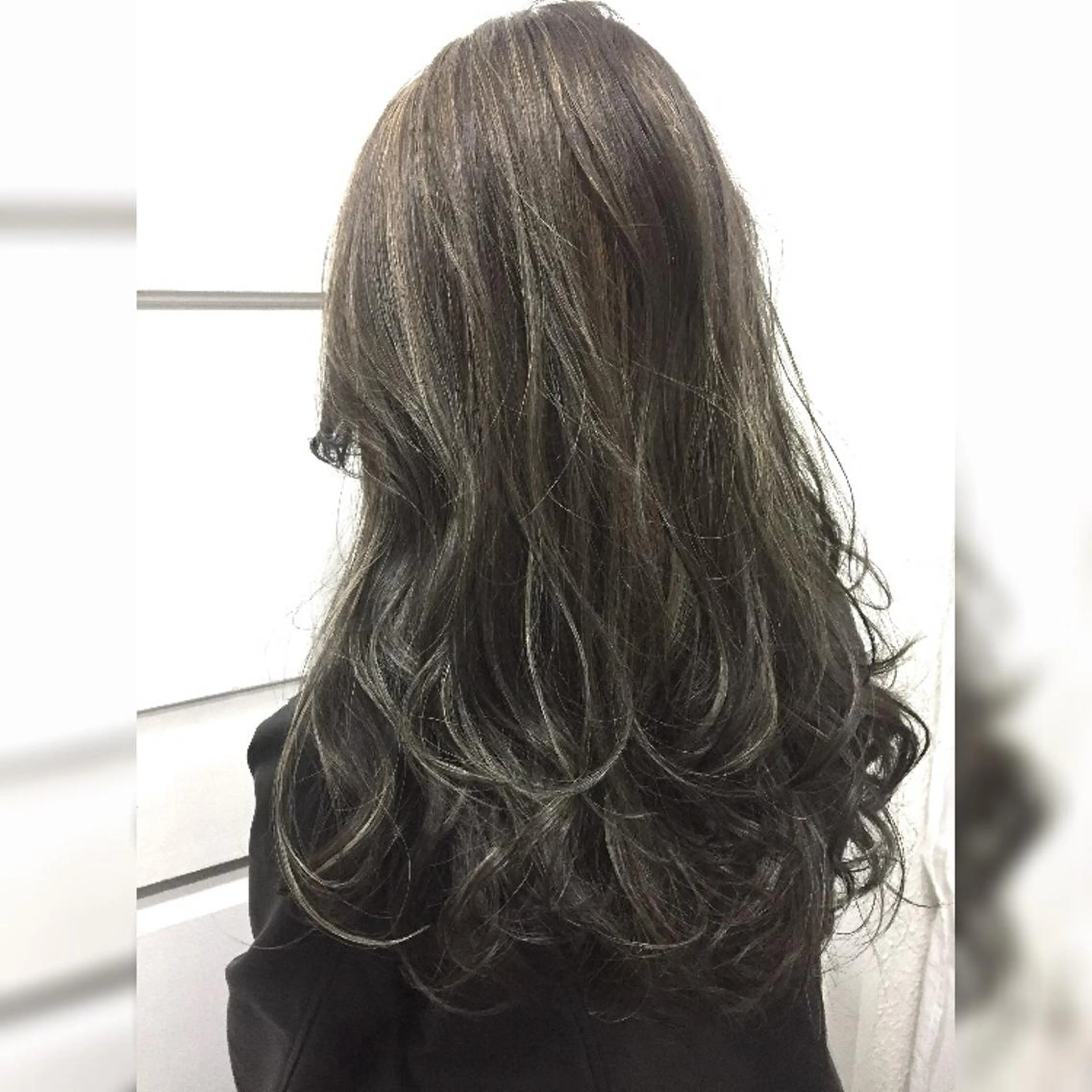 ミディアム セミロング ロング カラー アッシュ アッシュグレー Heart's所属・若杉 諒のヘアスタイル