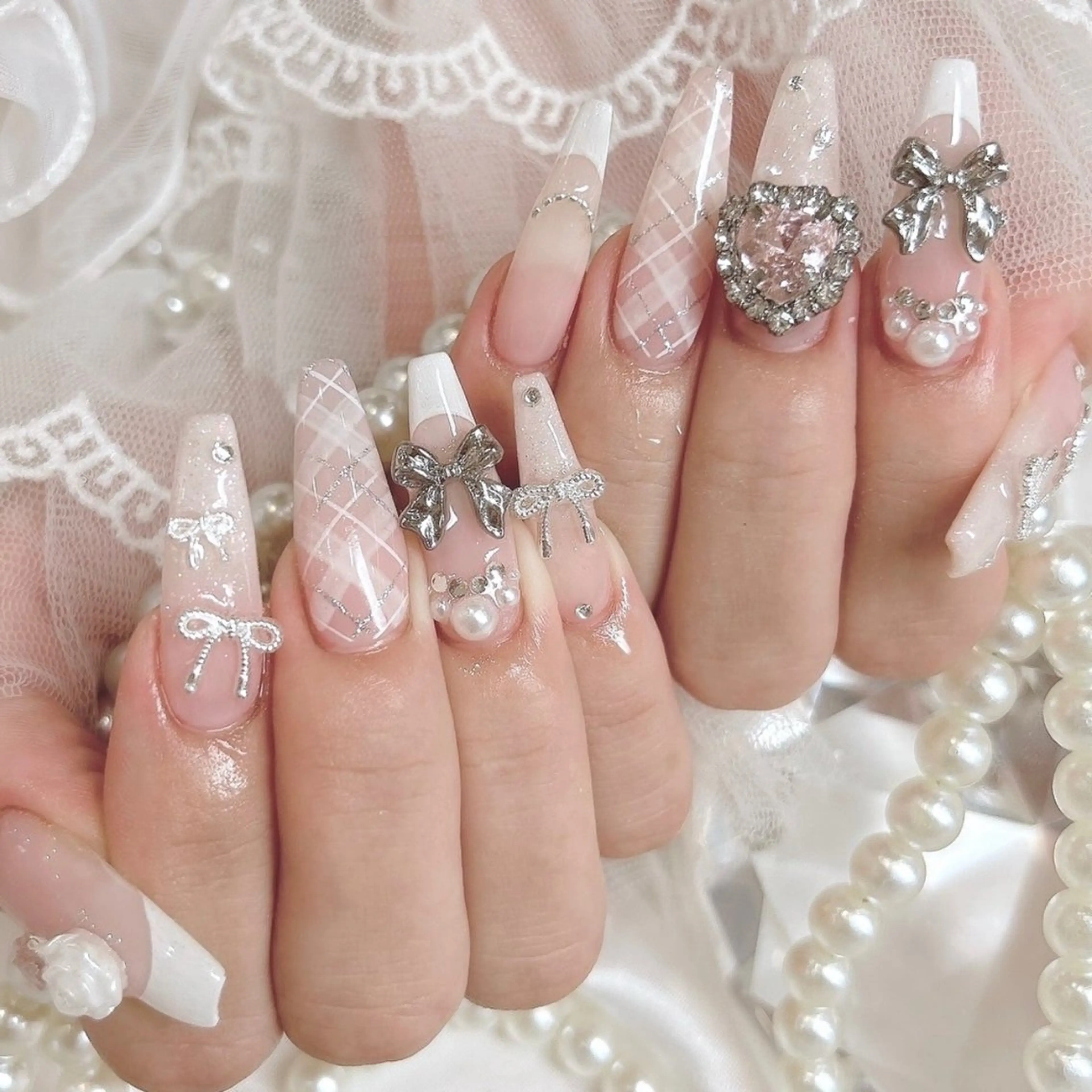 ネイル オーロラネイル クリアネイル フラッシュネイル ジェルネイル グラデーション ハンドネイル Amee Nailsalonのネイルデザイン