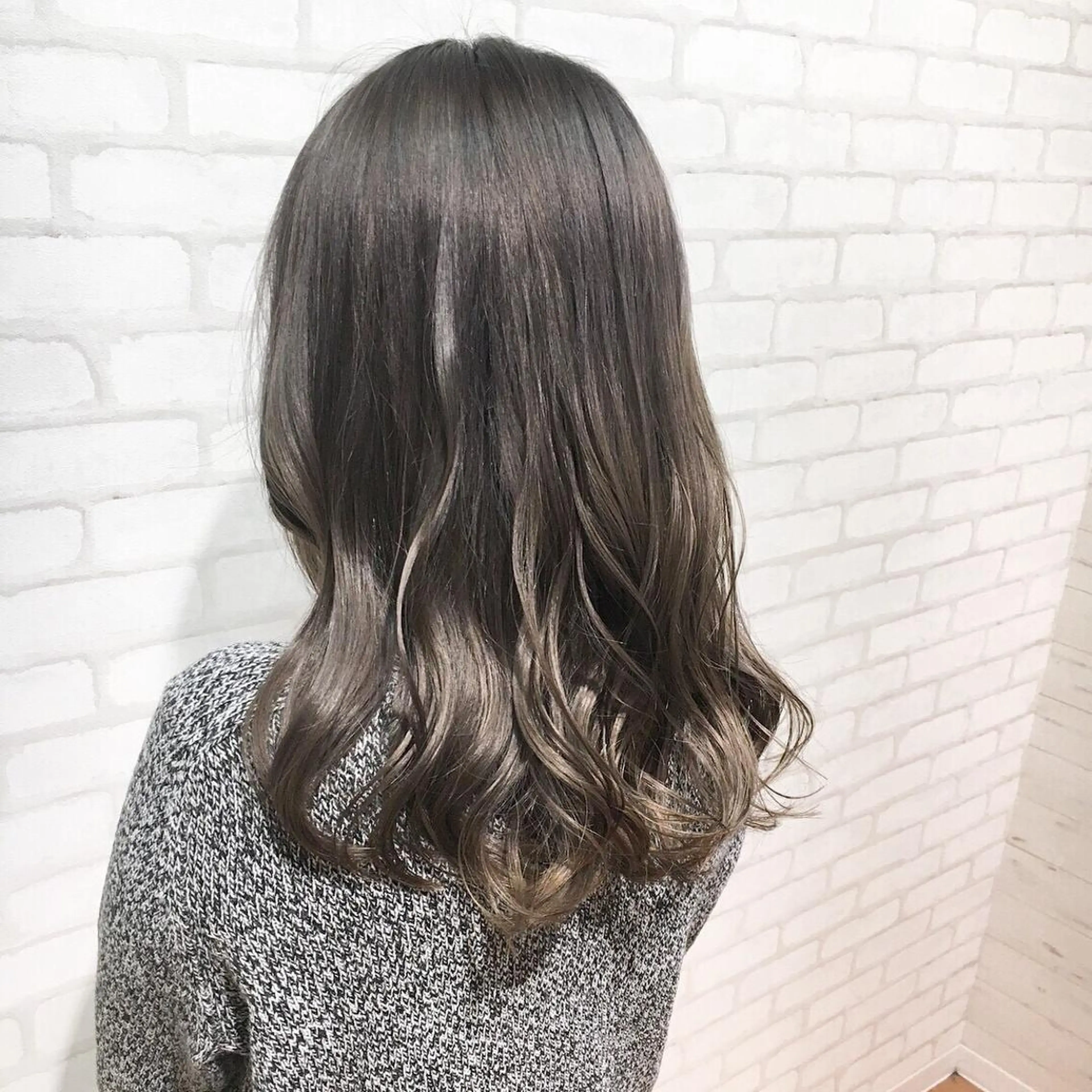 セミロング ミヤザキ タクトのヘアスタイル