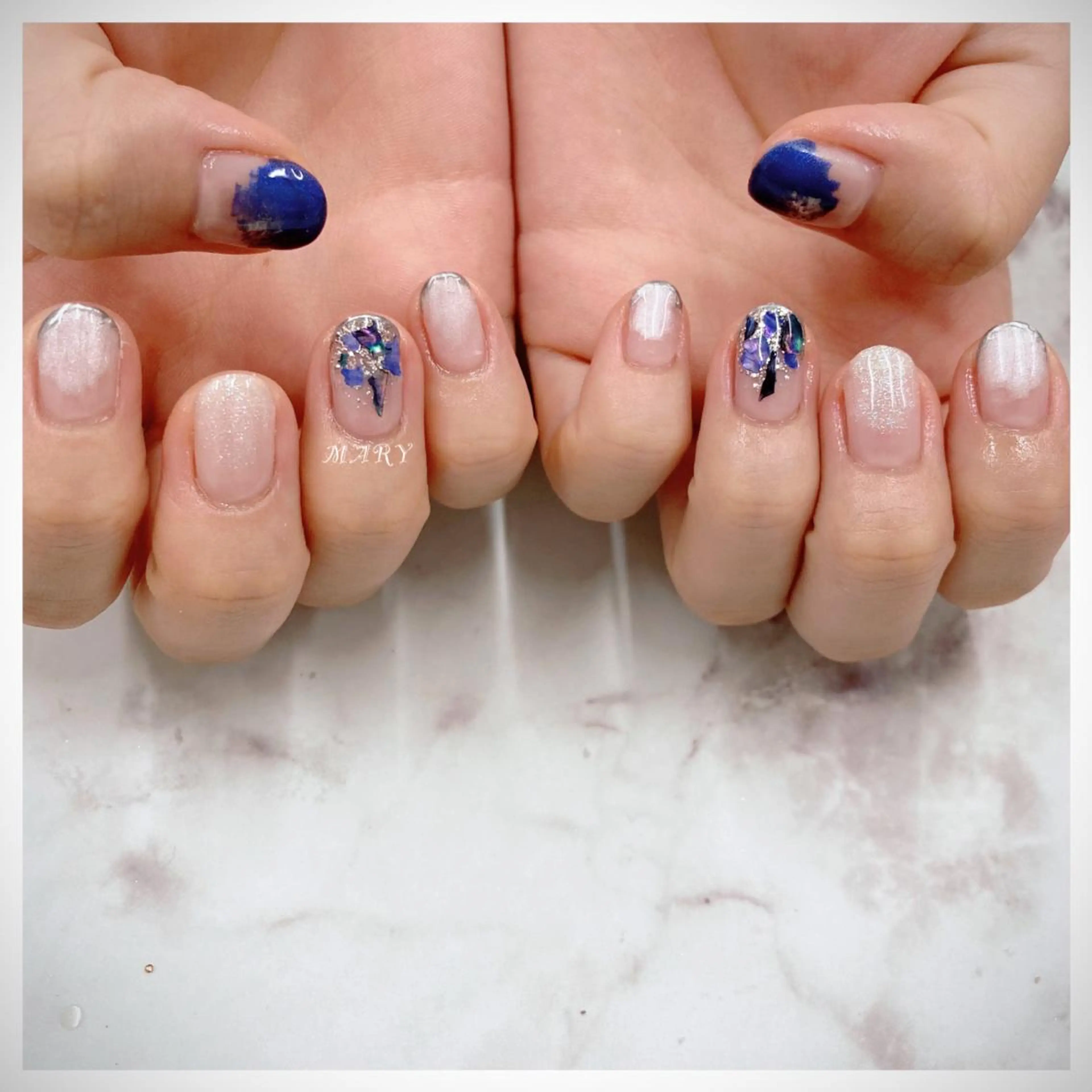 ネイル ブルー ニュアンスネイル ホワイト ハンドネイル Mary nail所属・Mary nail .narumiのネイルデザイン