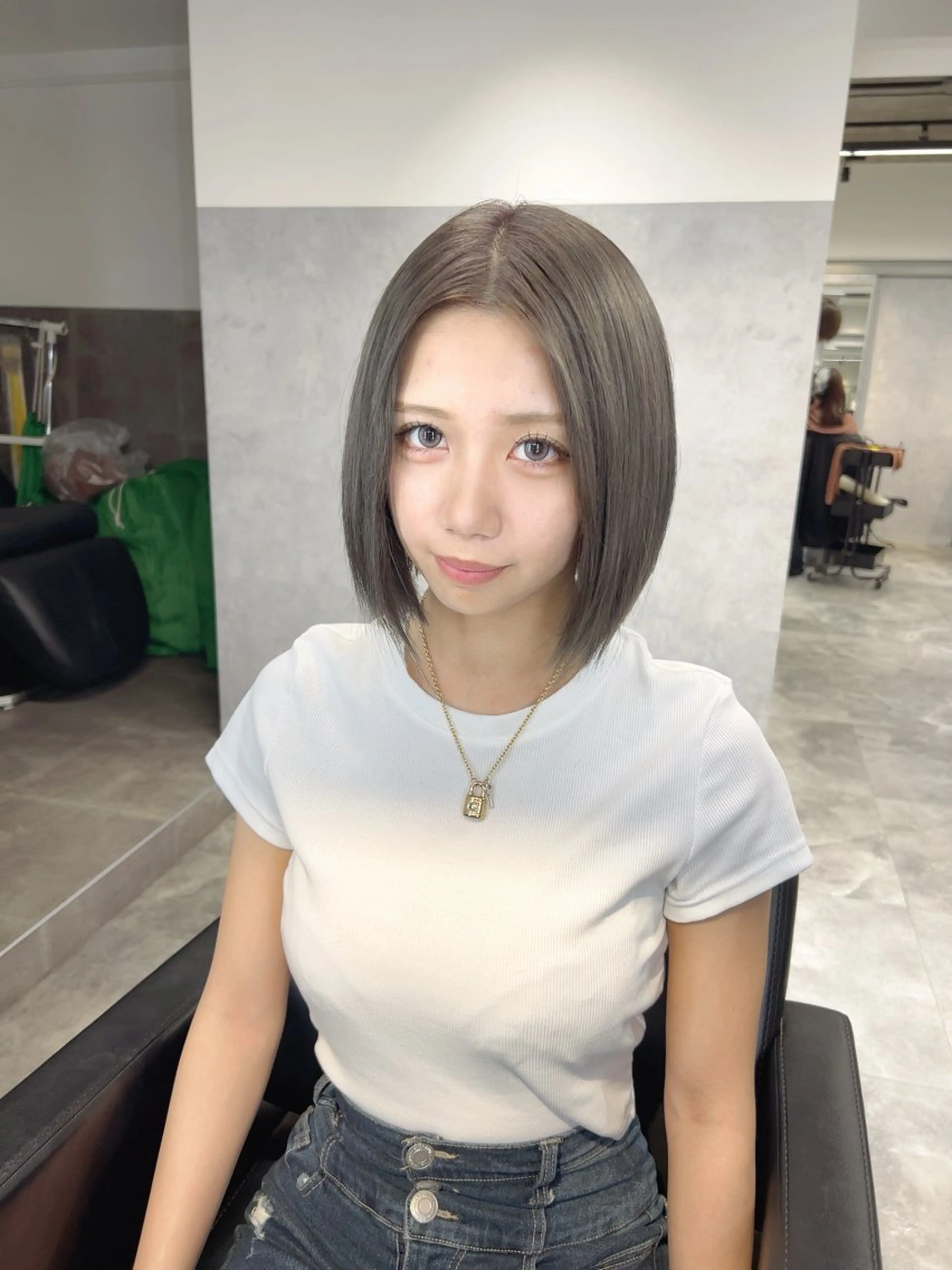 ミディアム カラー グレージュ シルバー シルバーグレージュ ボブ カット ヘアカラー トリートメント TOMONA👑 ミルクティーレイヤーのヘアスタイル