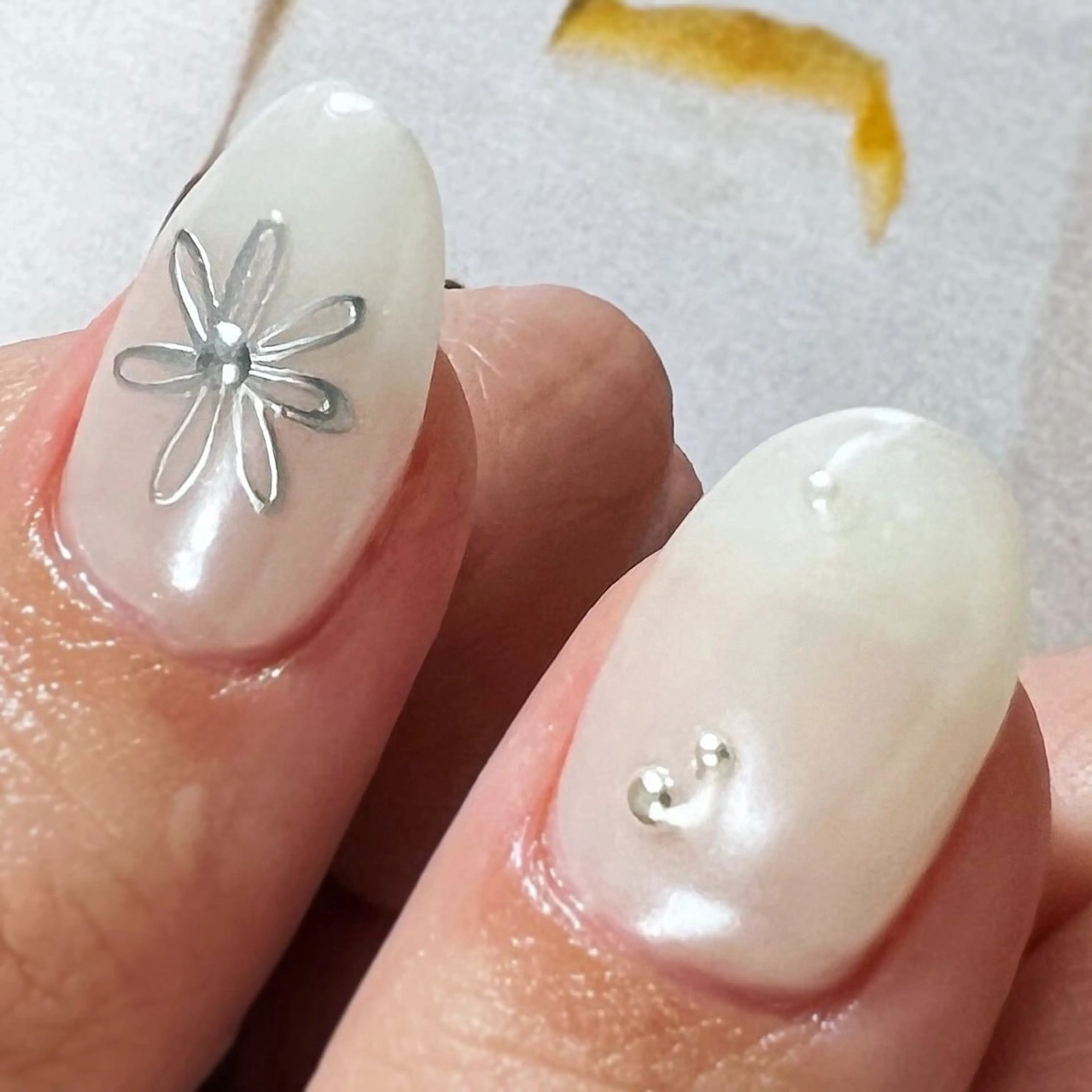 ネイル 成人式 フラワーネイル ミラーネイル シルバー ホワイト ハンドネイル pointillé .ayaのネイルデザイン