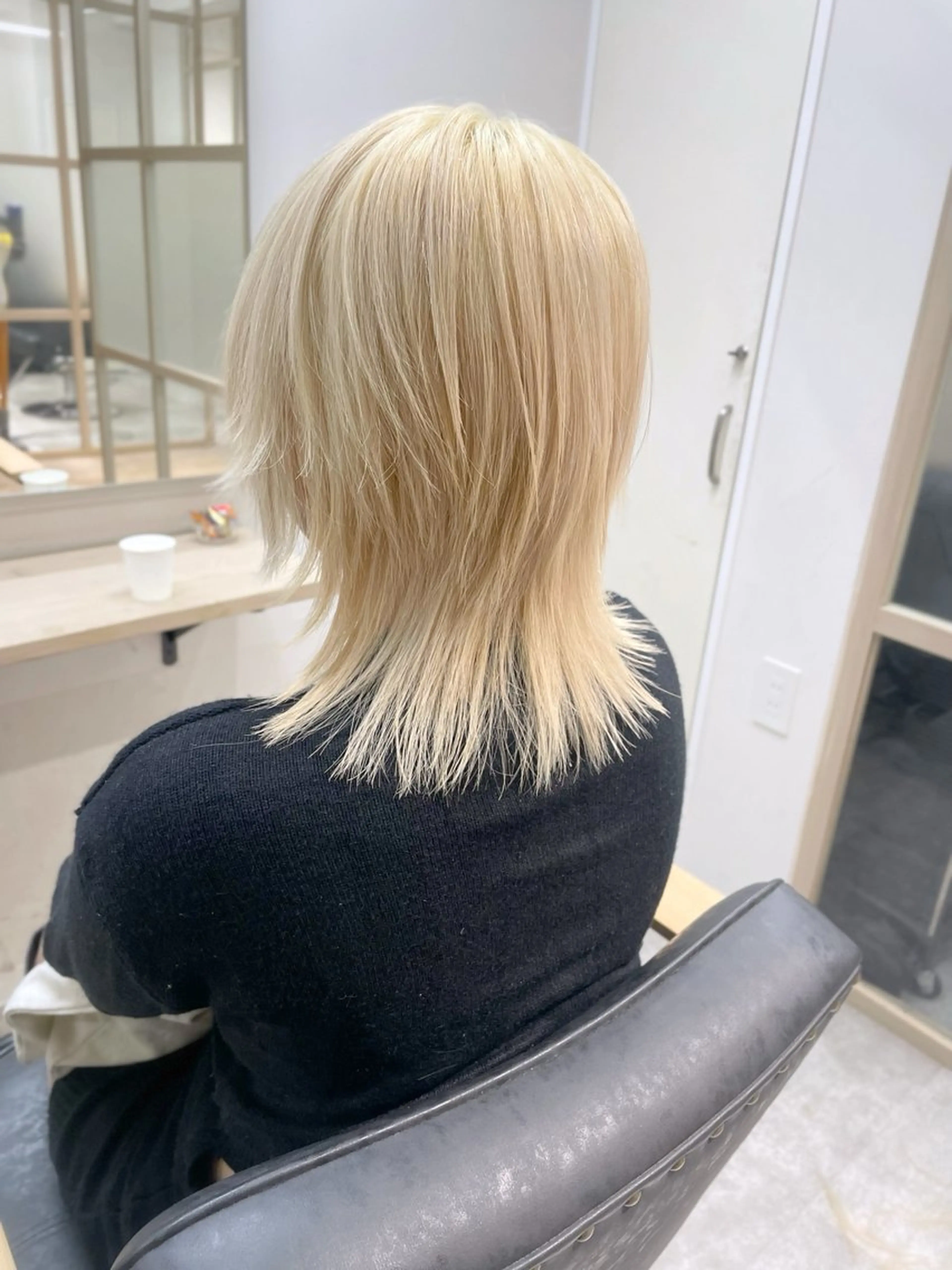 ミディアム カラー ブリーチ ブロンド レイヤーカット 外ハネヘア ウルフカット カット ヘアカラー トリートメント EMANON新宿南口所属・🦄中性ウルフ ☁️Shiori🦄のヘアスタイル