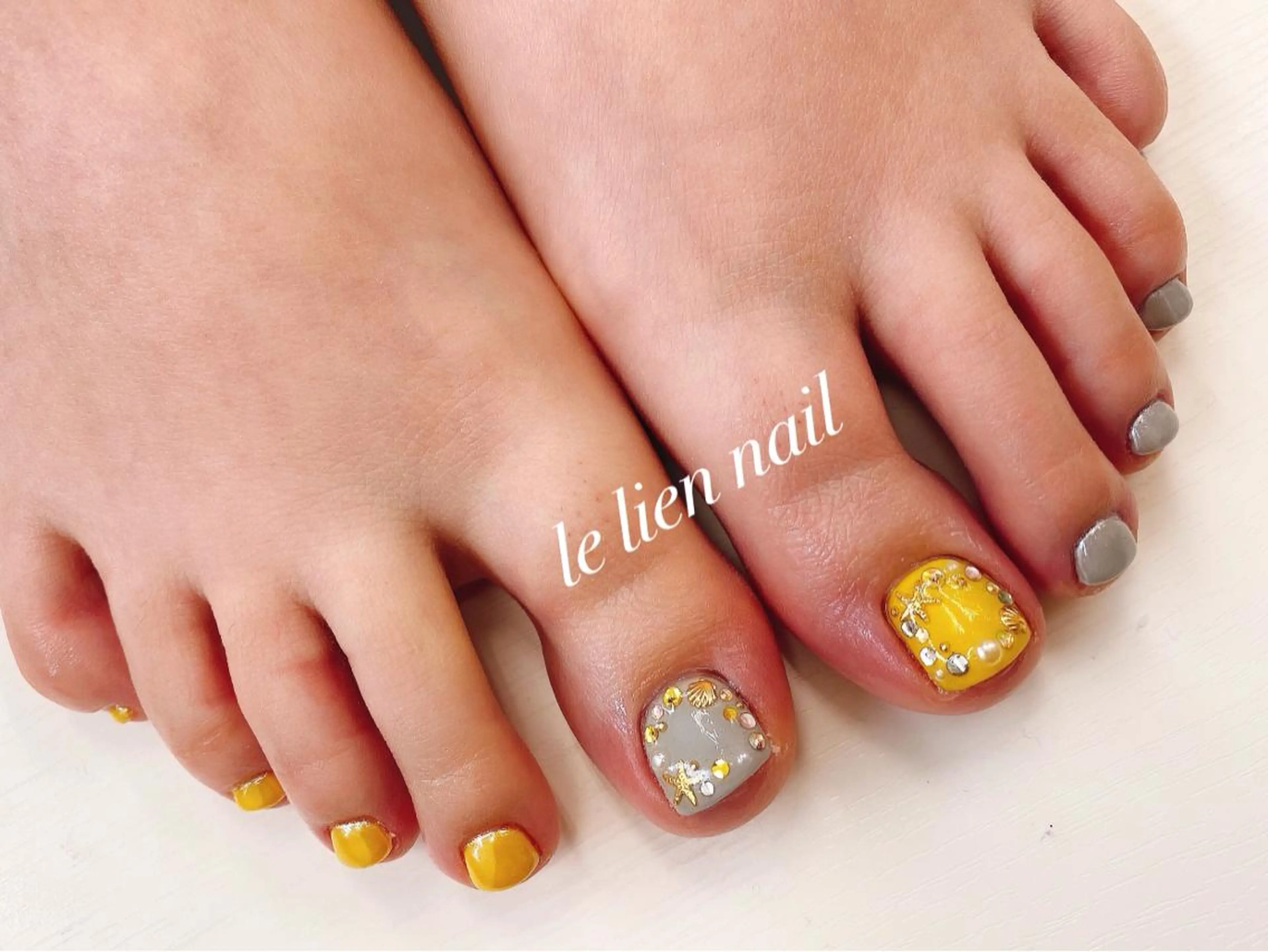 ネイル フットネイル 夏ネイル 黄色 フットネイル le lien nailのネイルデザイン