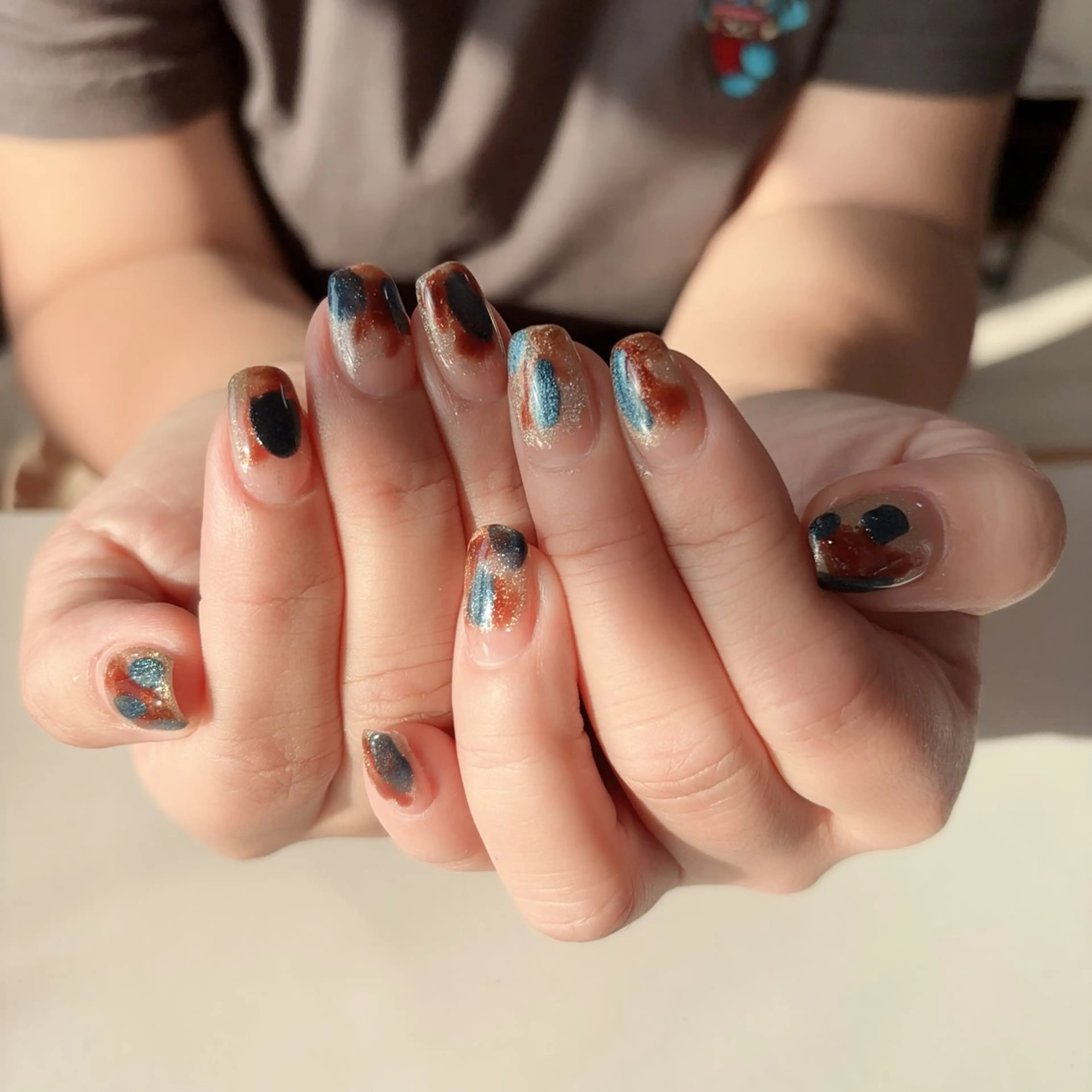 ネイル アニマル柄 アートネイル オーロラネイル べっ甲ネイル ブラウン e llaのネイルデザイン