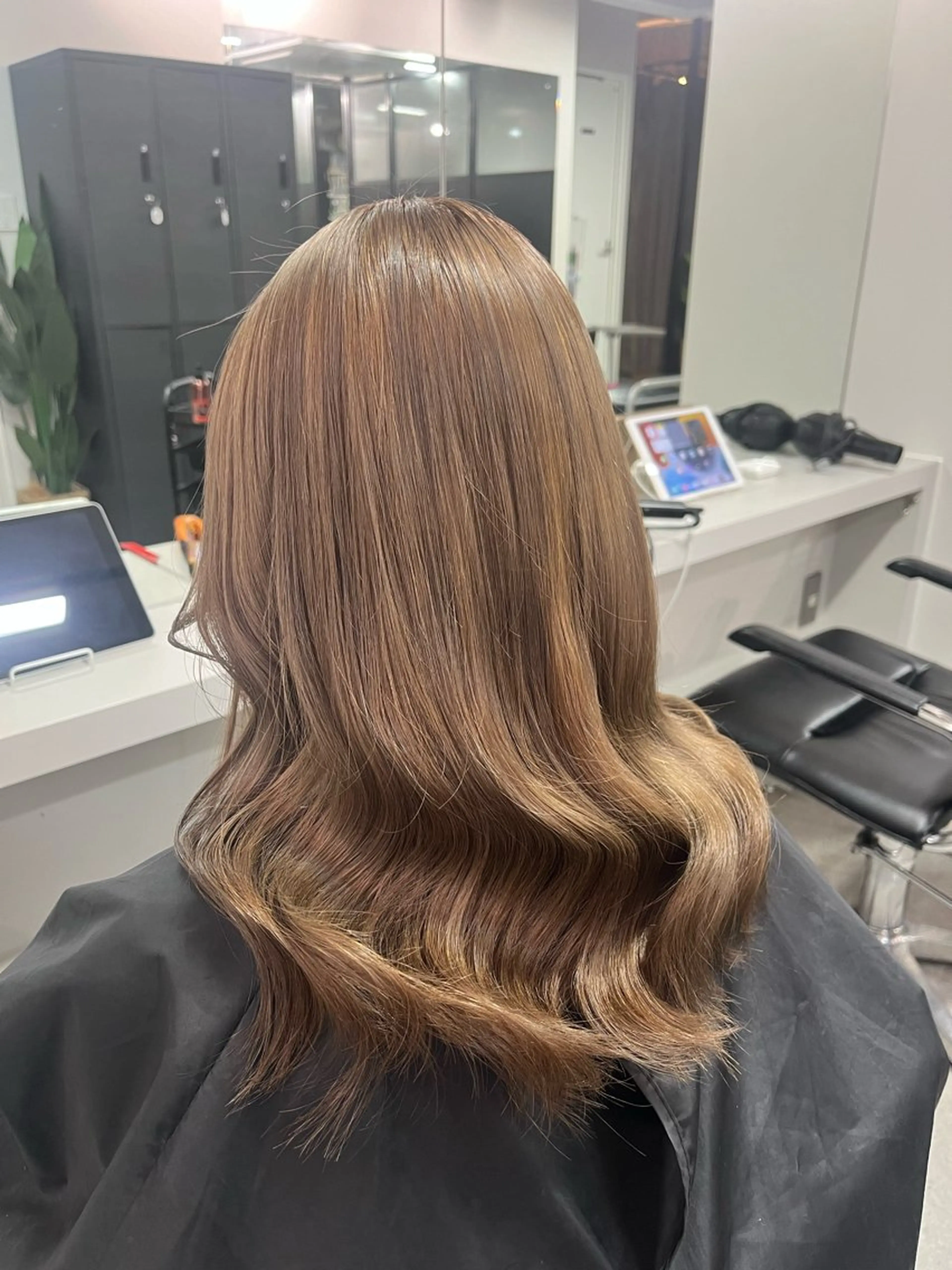 ミディアム ハイトーン/艶カラー 𝐧𝐨𝐚のヘアスタイル