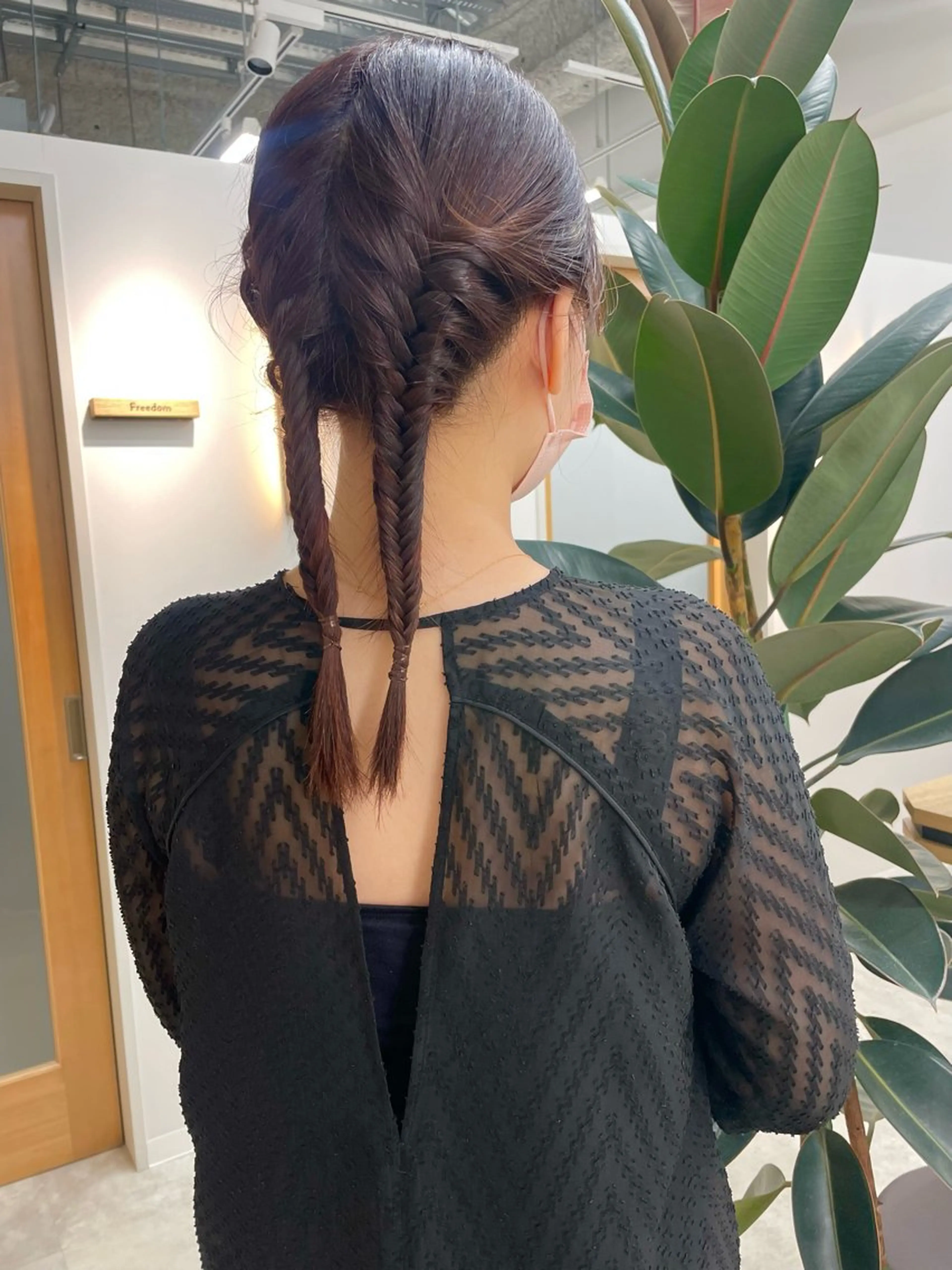 ロング カラー ヘアアレンジ 三つ編み HARUNA🤍 色持ち良いツヤ髪のヘアスタイル