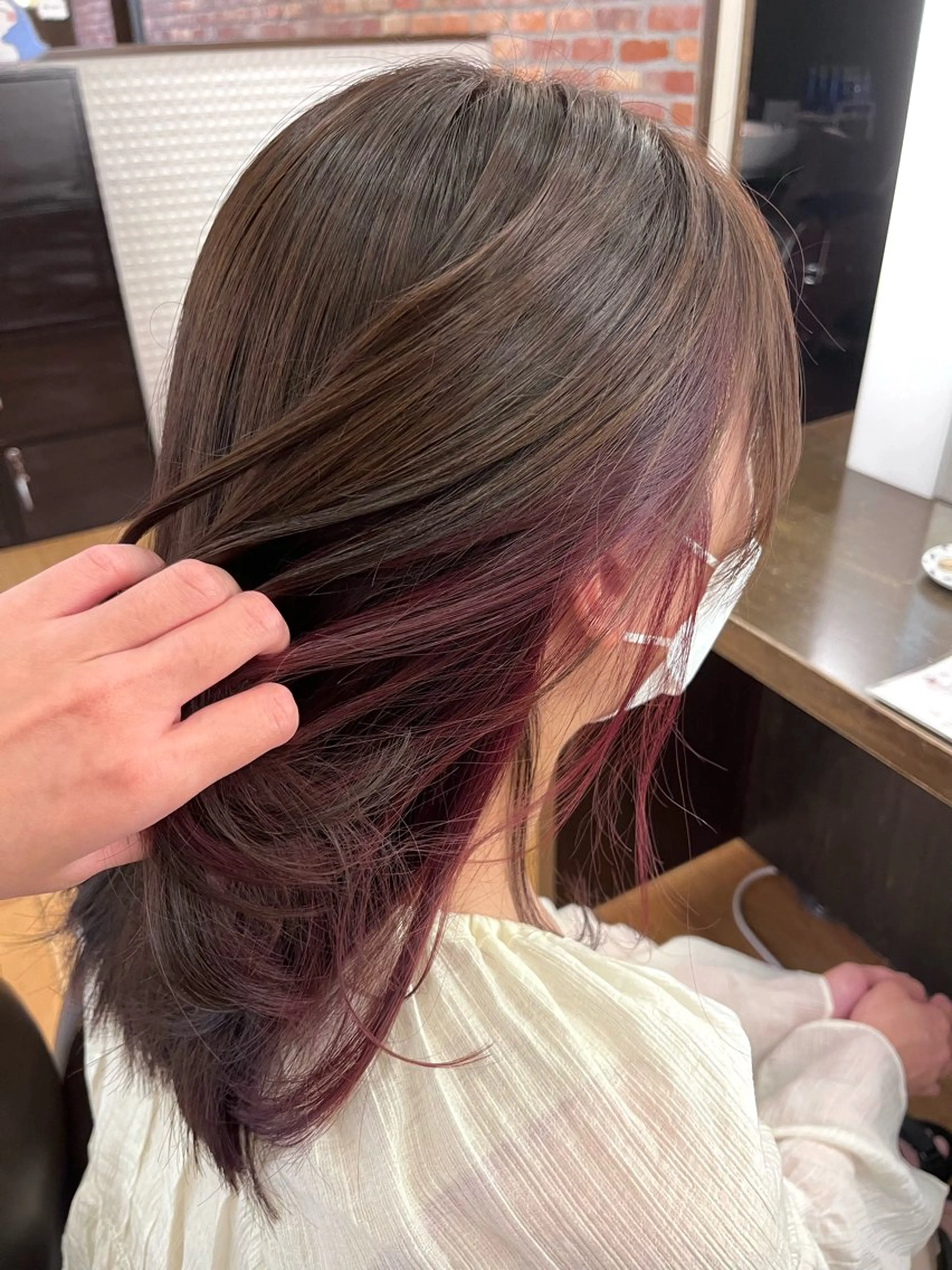 セミロング カラー ベージュカラー インナーカラー ピンクカラー 透明感美肌カラー/ 岡田澪香のヘアスタイル