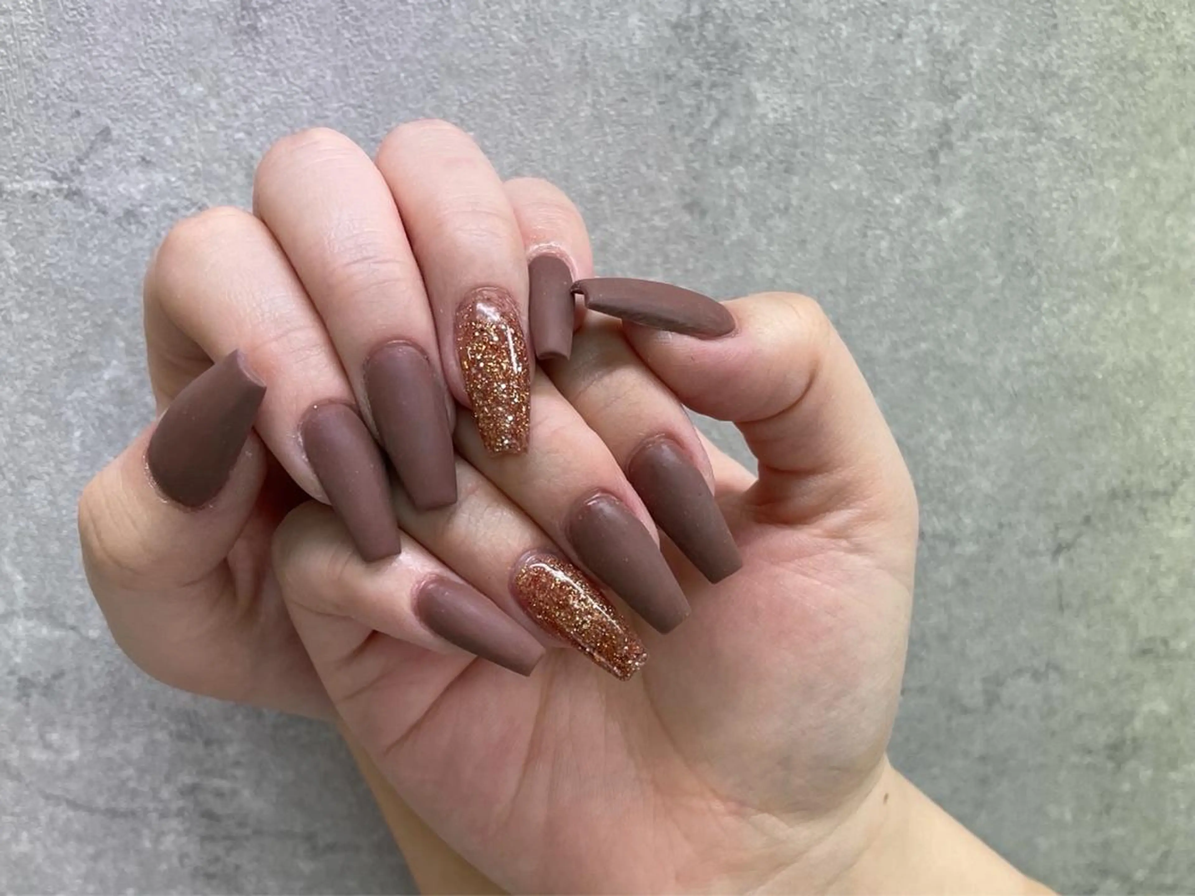 ネイル アートネイル ブラウン ジェルネイル ラメ(グリッター) マットネイル nailstudio eviz新宿店のネイルデザイン