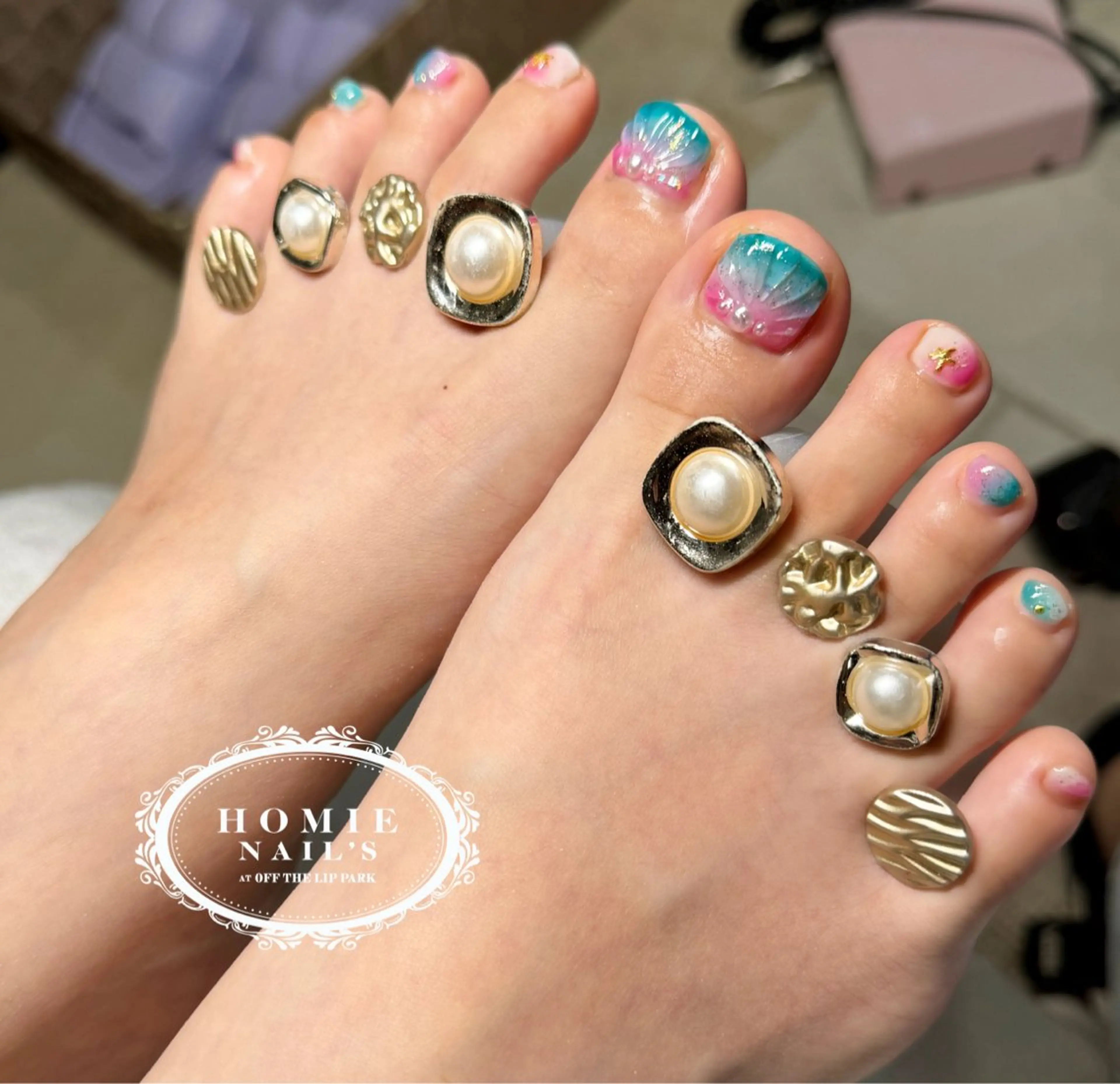 ネイル ブルー ピンク ハンドネイル フットネイル オフザリップパーク Asamiのネイルデザイン