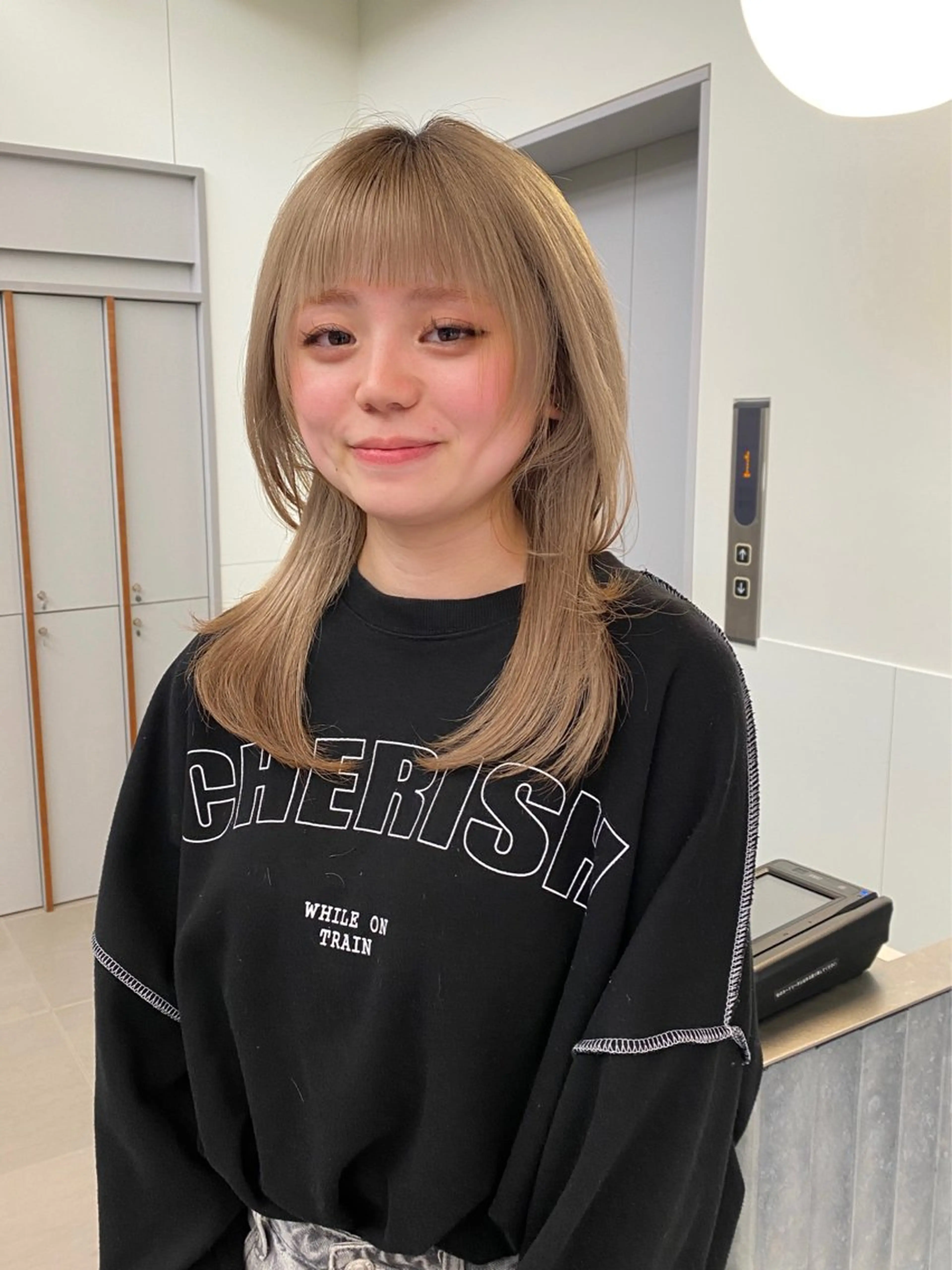 ロング カラー 顔周りカット レイヤーカット オン眉 ハイトーン大好き 美容師🕊️aiのヘアスタイル