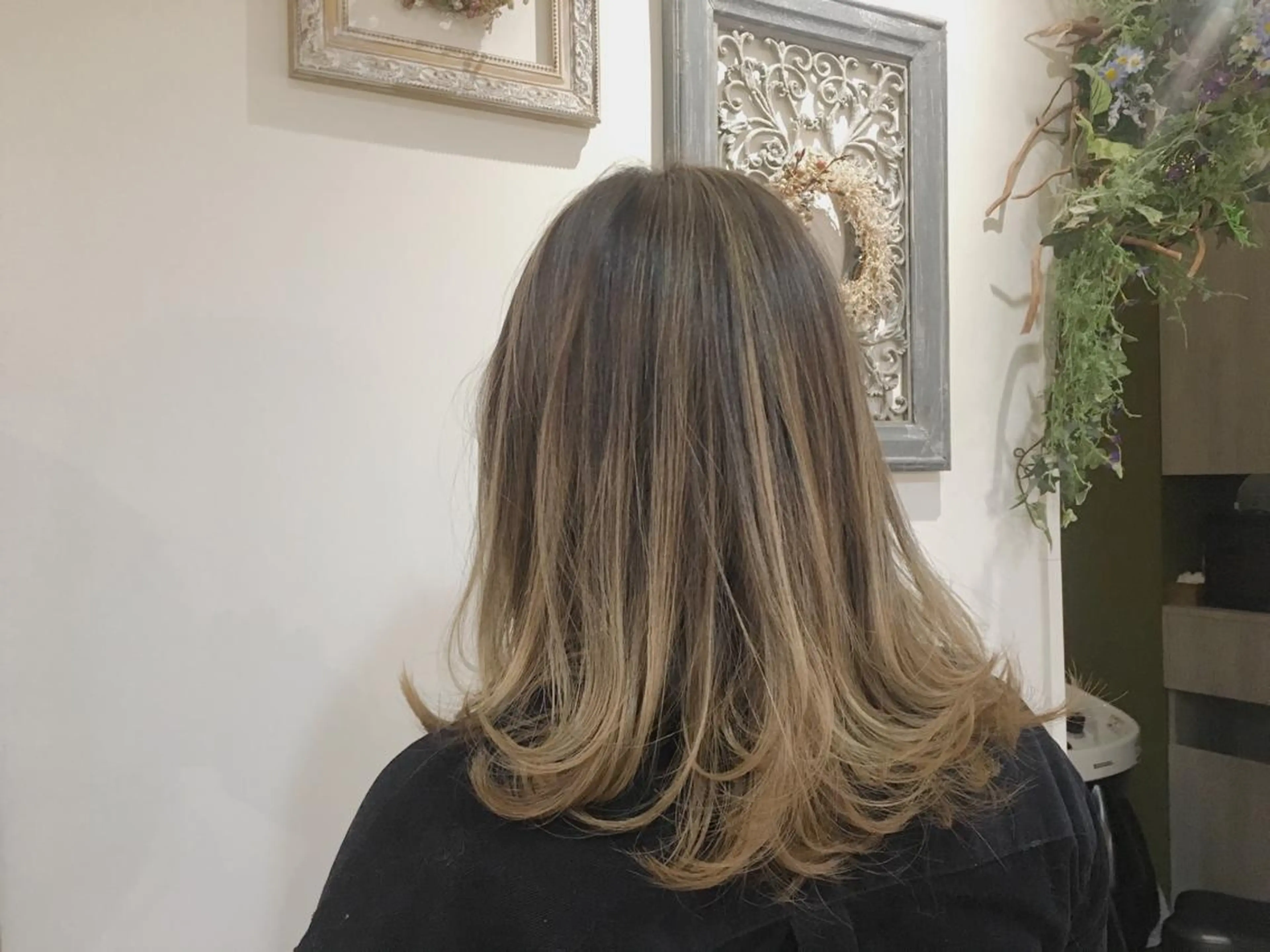 セミロング カラー グラデーションカラー 外国人風カラー よこもり あいのヘアスタイル