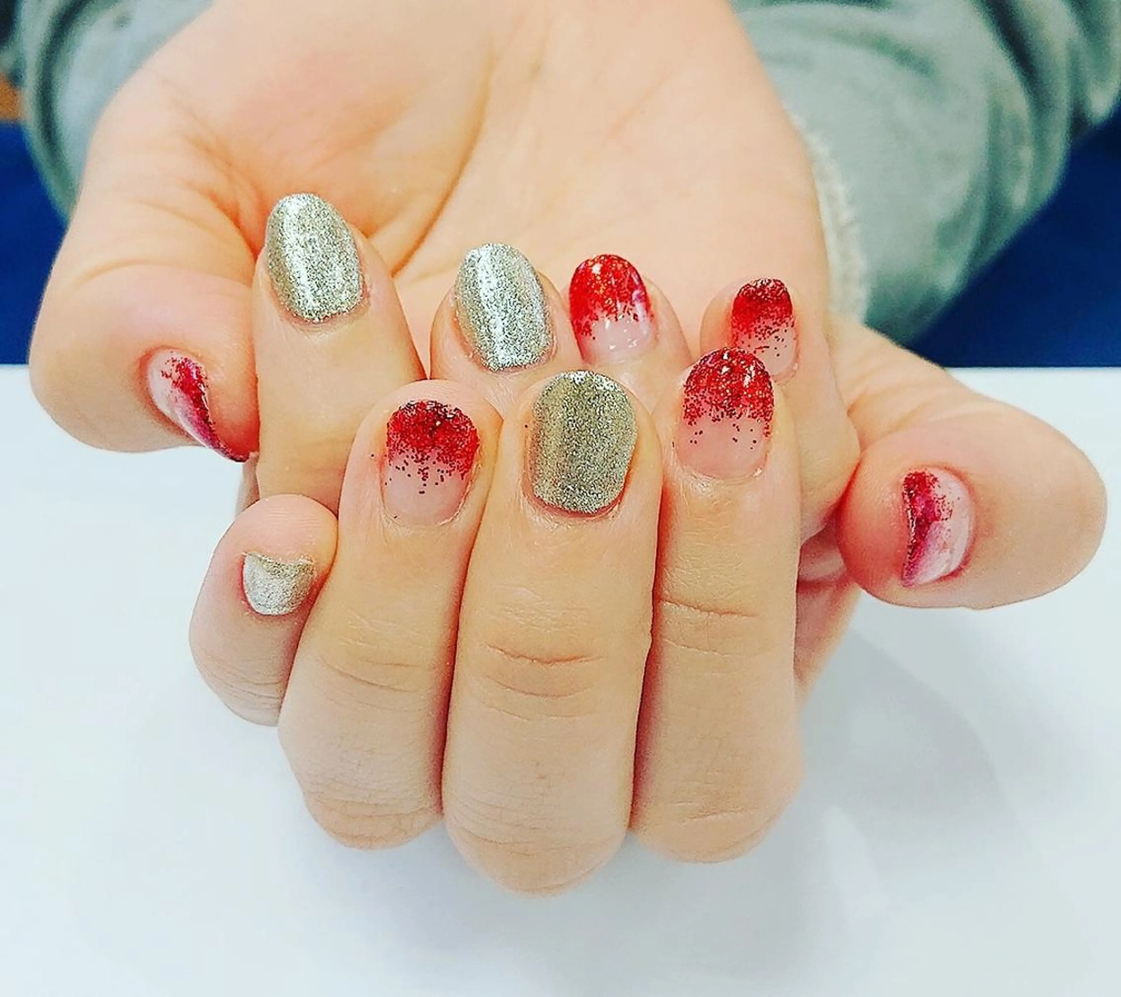 ネイル ゴールド グラデーション ラメ(グリッター) ラメグラデーション 赤色 🍒当日もOK🍒 𝑳𝑼𝑵𝑨花井のネイルデザイン