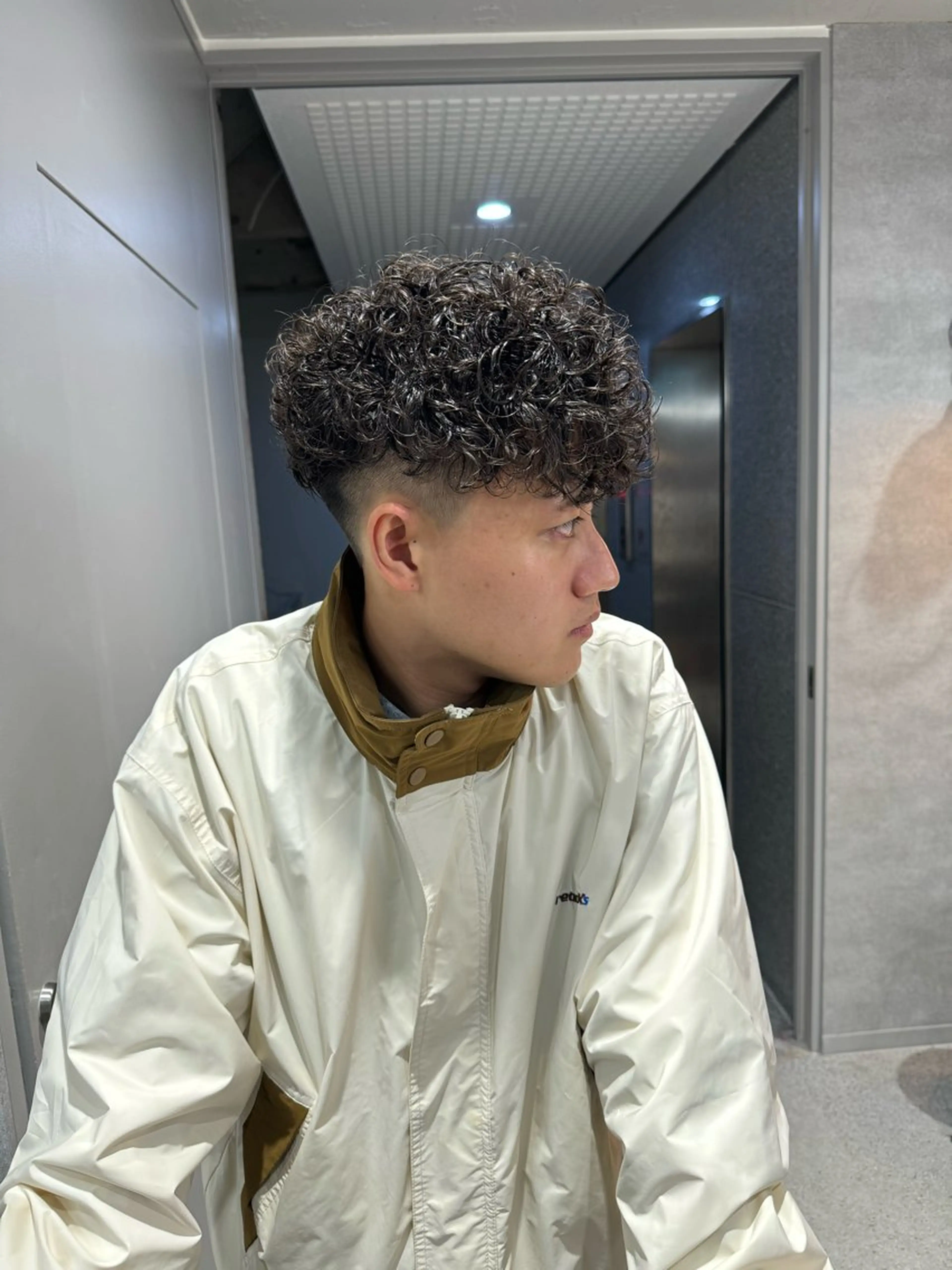 ショート カラー パーマ ヘアアレンジ メンズ メンズブリーチ センターパート フェザーパーマ メンズハイライト メンズハイトーン スパイキー/フェザー /波巻き/かいとのヘアスタイル