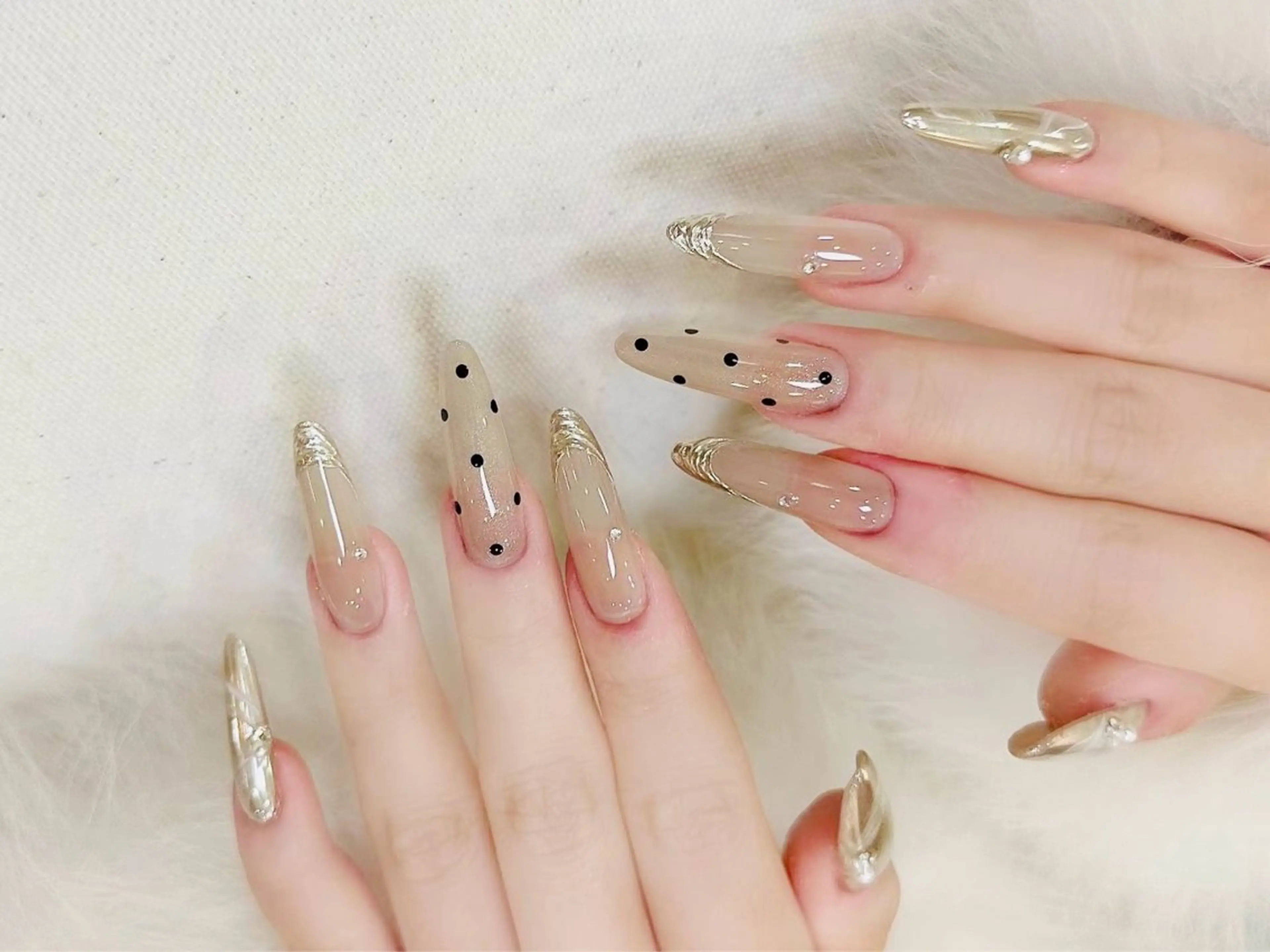 ネイル ドット ゴールド ニュアンスネイル シンプルネイル ハンドネイル ハンドケア darkhoney 池袋💅のネイルデザイン