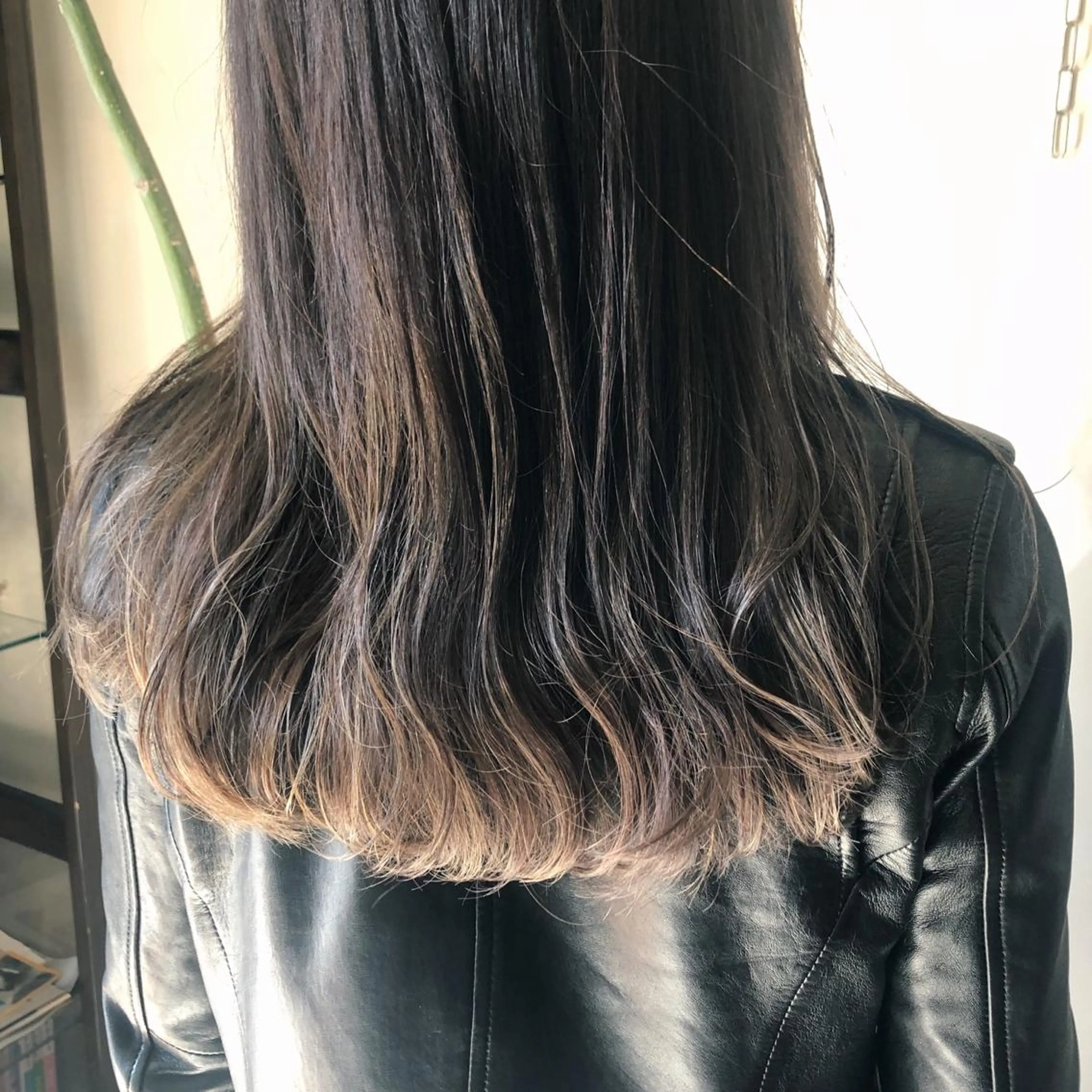 セミロング カラー カット ヘアカラー トリートメント 吉川 愛美李のヘアスタイル