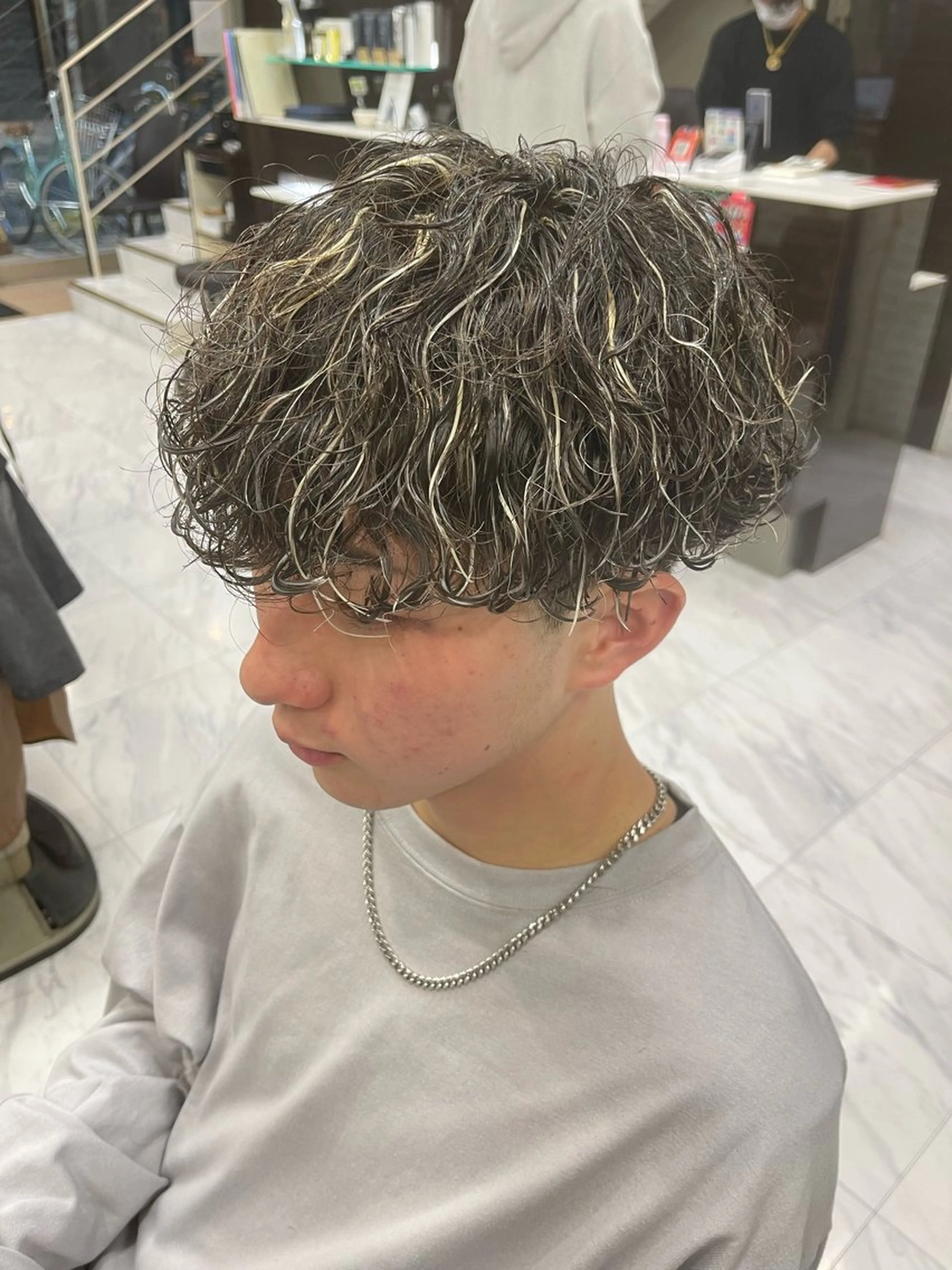 ショート パーマ メンズ メンズハイライト メンズパーマ 波巻きパーマ ハイライト カット パーマ トリートメント 🌻メンズカット 落合諒🌻のヘアスタイル