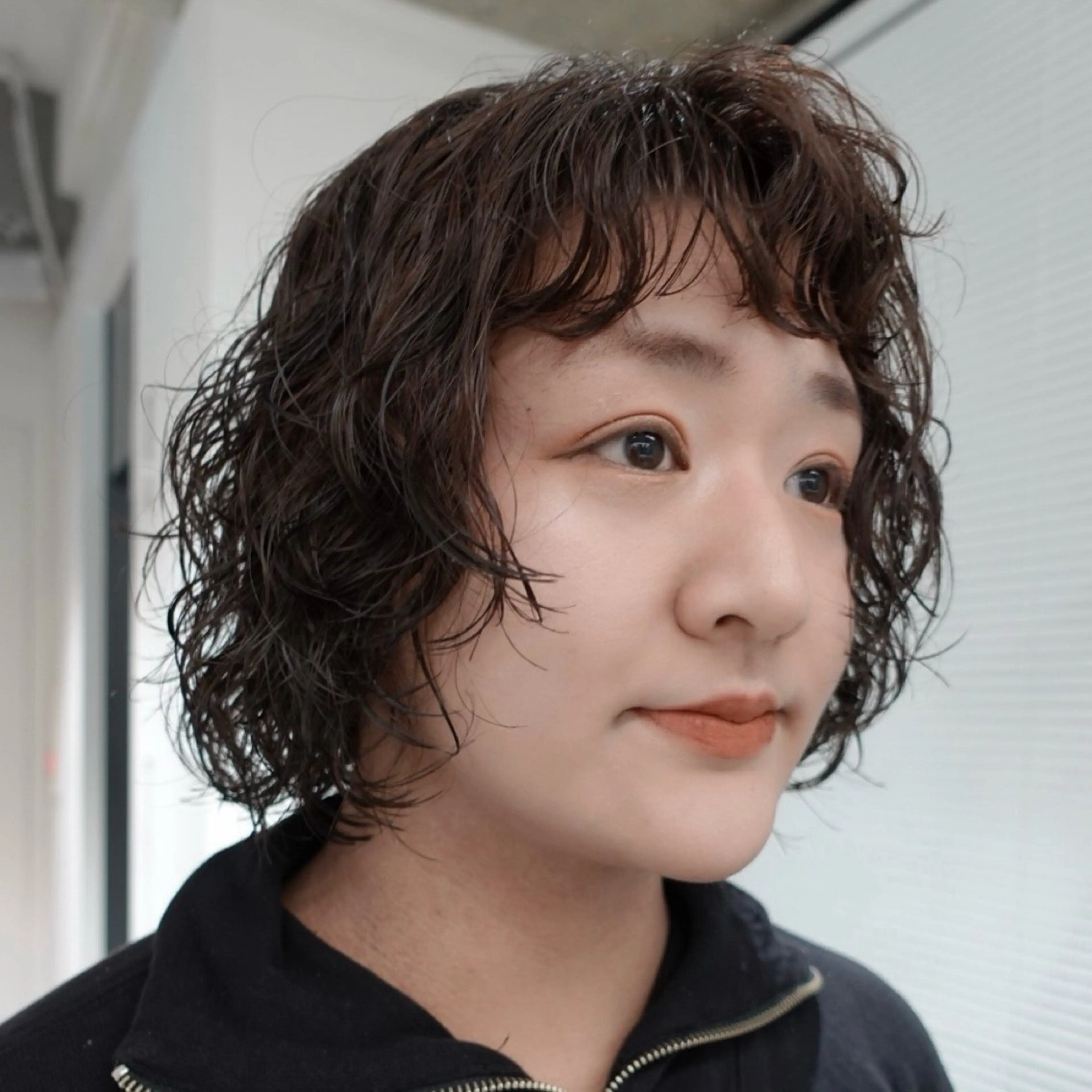 ショート カラー パーマ ヘアアレンジ くせ毛 オン眉 カット ヘアカラー パーマ 🌐サトウ リョウ🌐のヘアスタイル