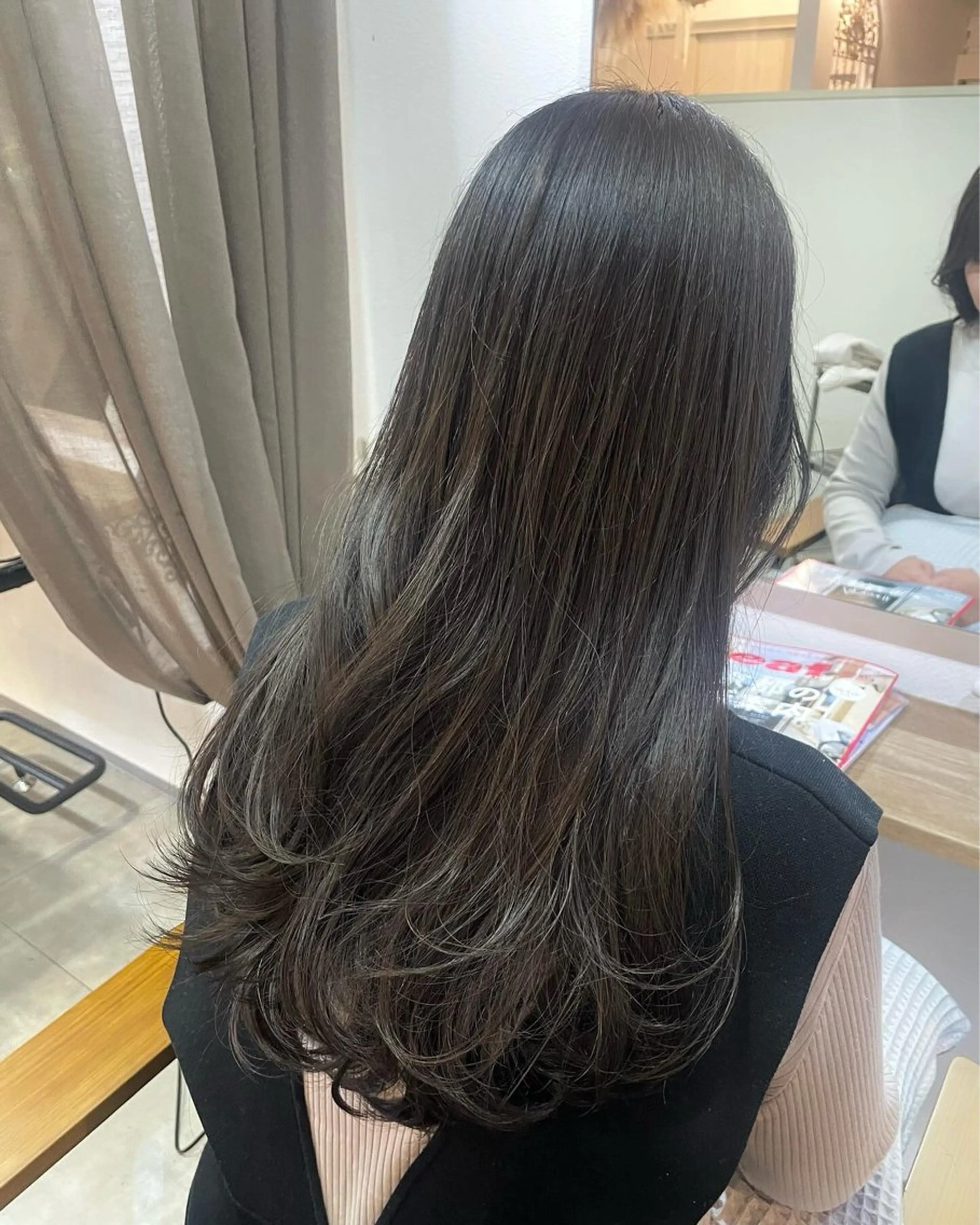 ロング カラー 荒牧 絵美のヘアスタイル