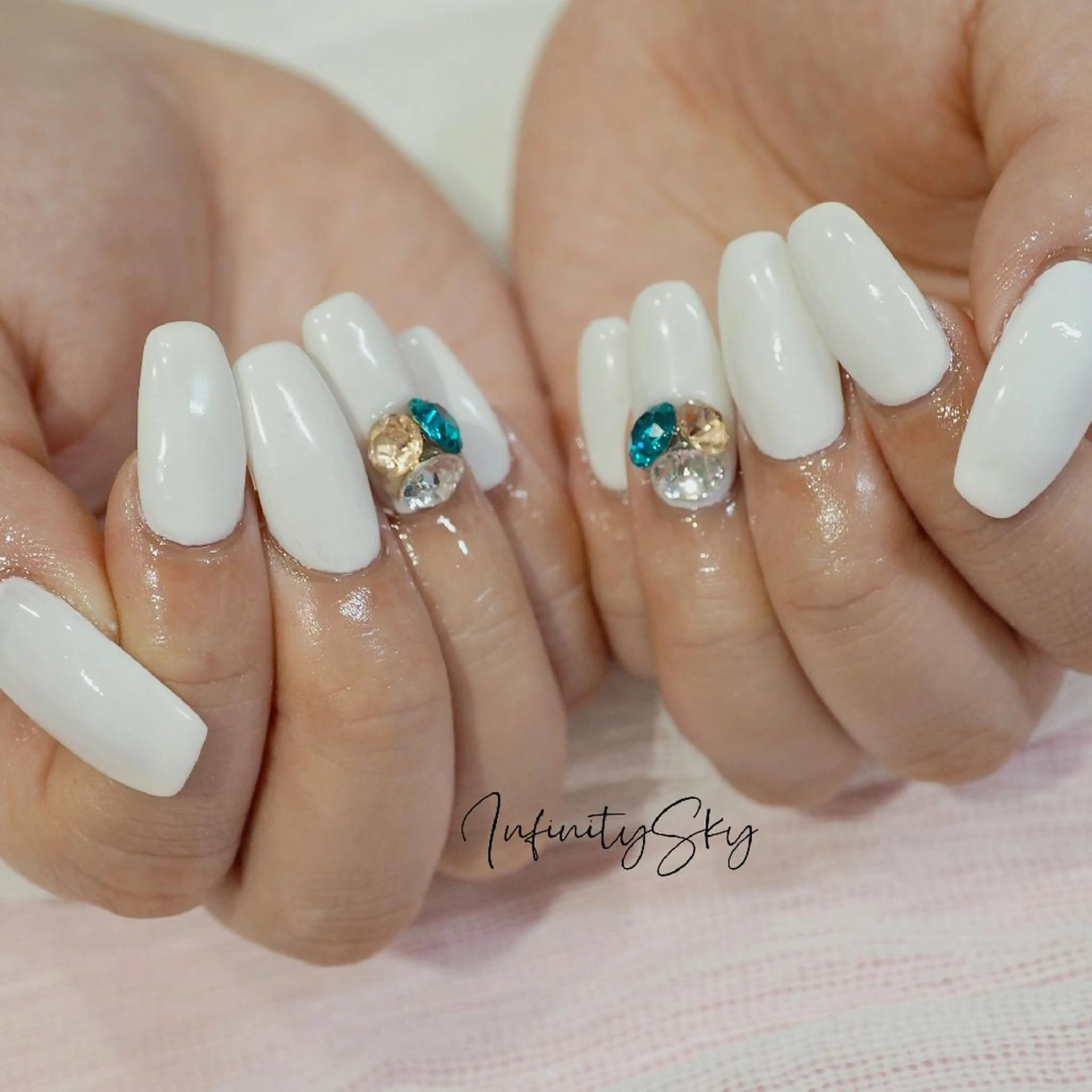 ネイル ロングネイル ホワイト infinity skyのネイルデザイン