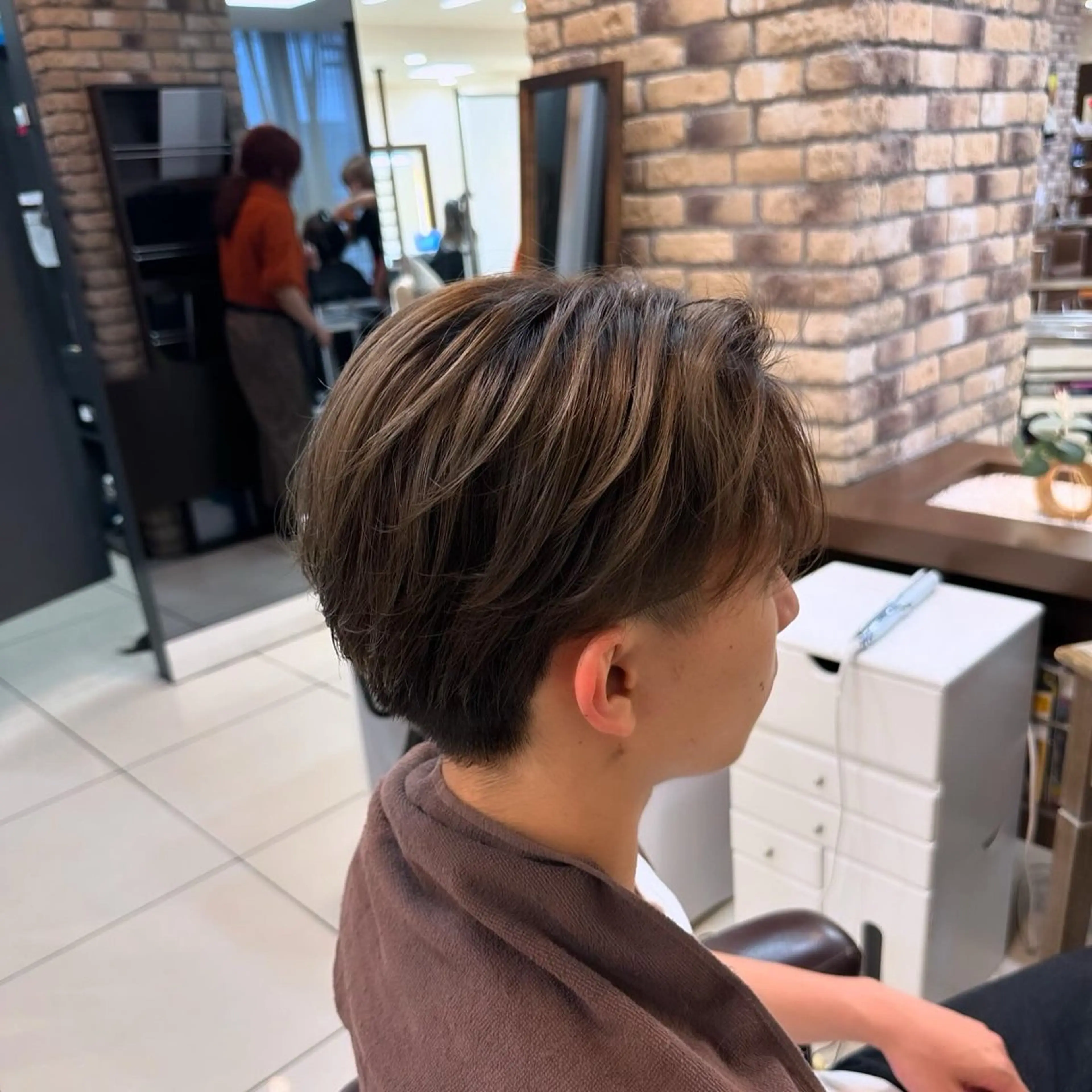 カラー メンズ カット ラウンドマッシュシャ ドウニュアンスパーマのヘアスタイル