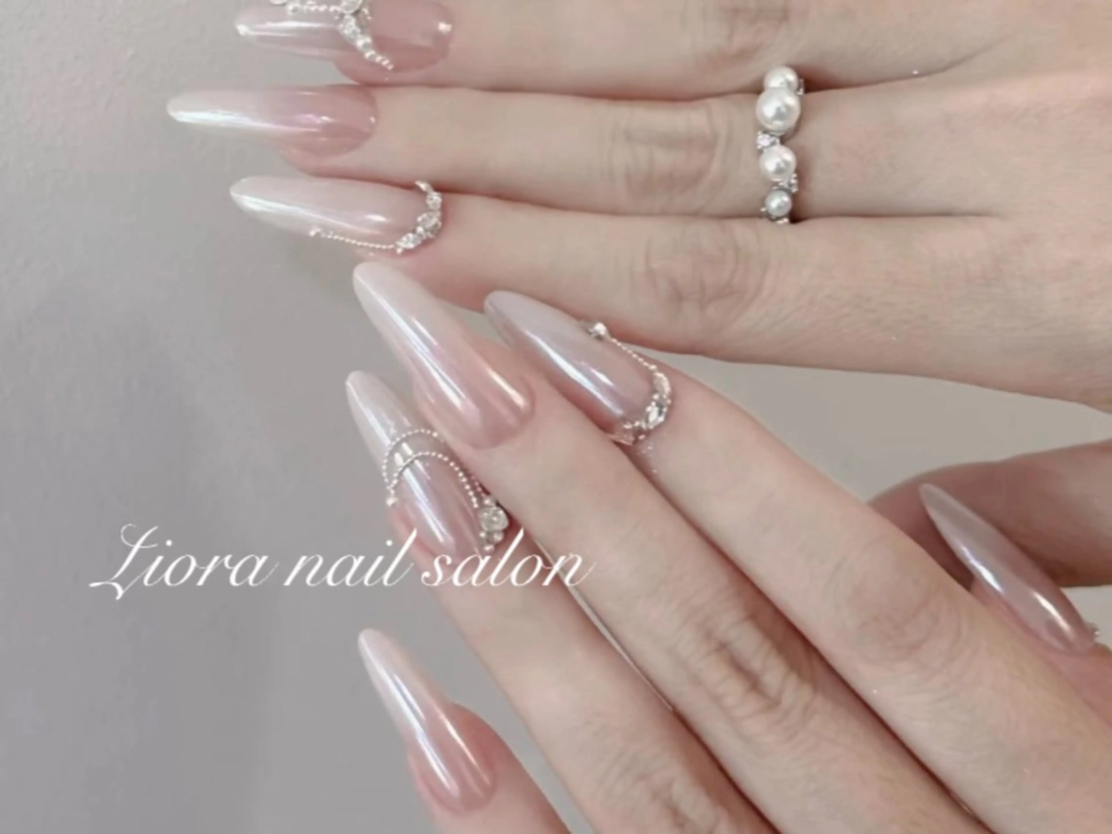 ネイル フレンチネイル ジェルネイル ガーリー グラデーション キラキラネイル ハンドネイル Liora ネイルサロン所属・Liora nail salonのネイルデザイン