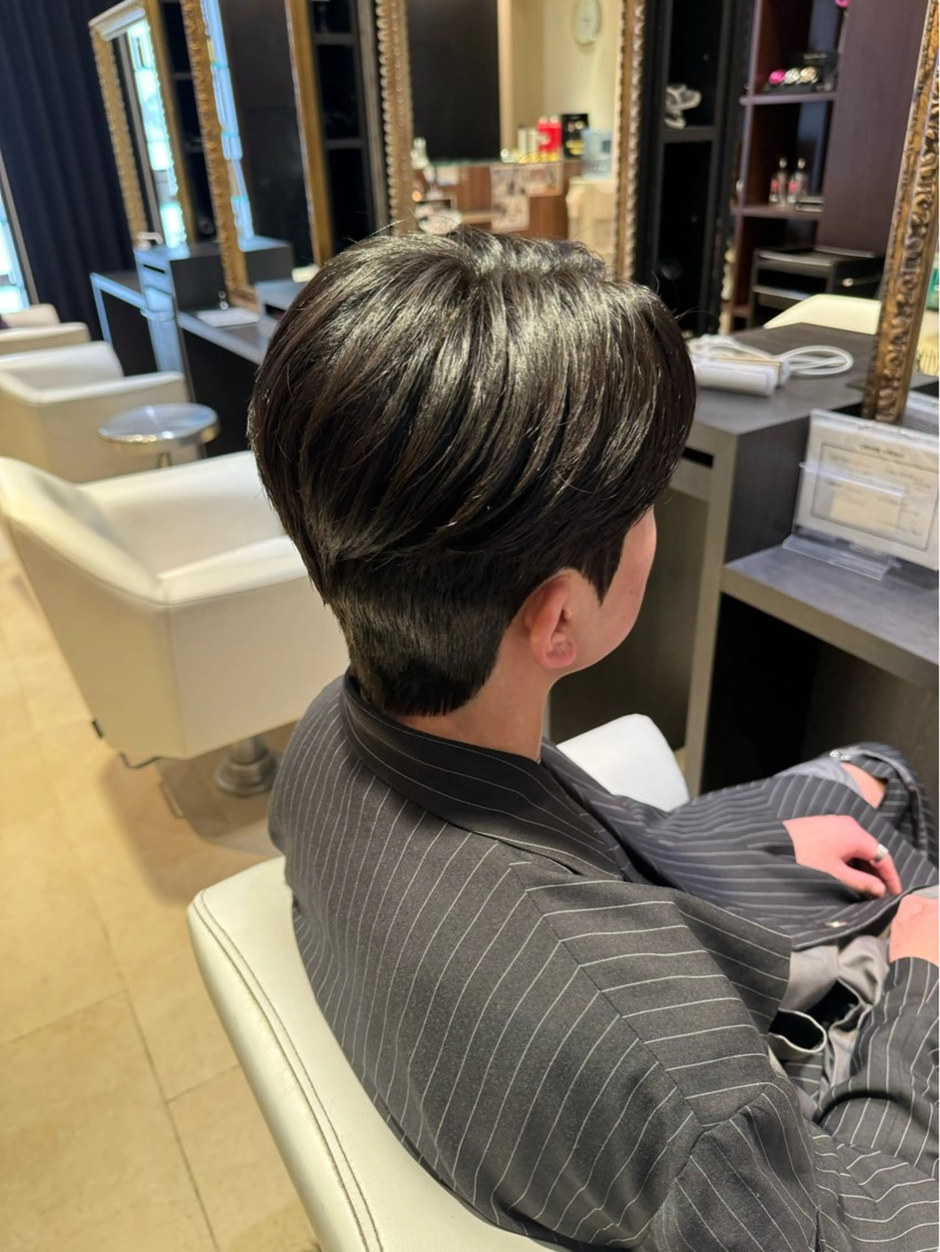 ショート パーマ メンズ センターパート コンマヘア ダウンパーマ カルマパーマ メンズ韓国風 YUKI🇰🇷 カルマ／ダウンパーマのヘアスタイル