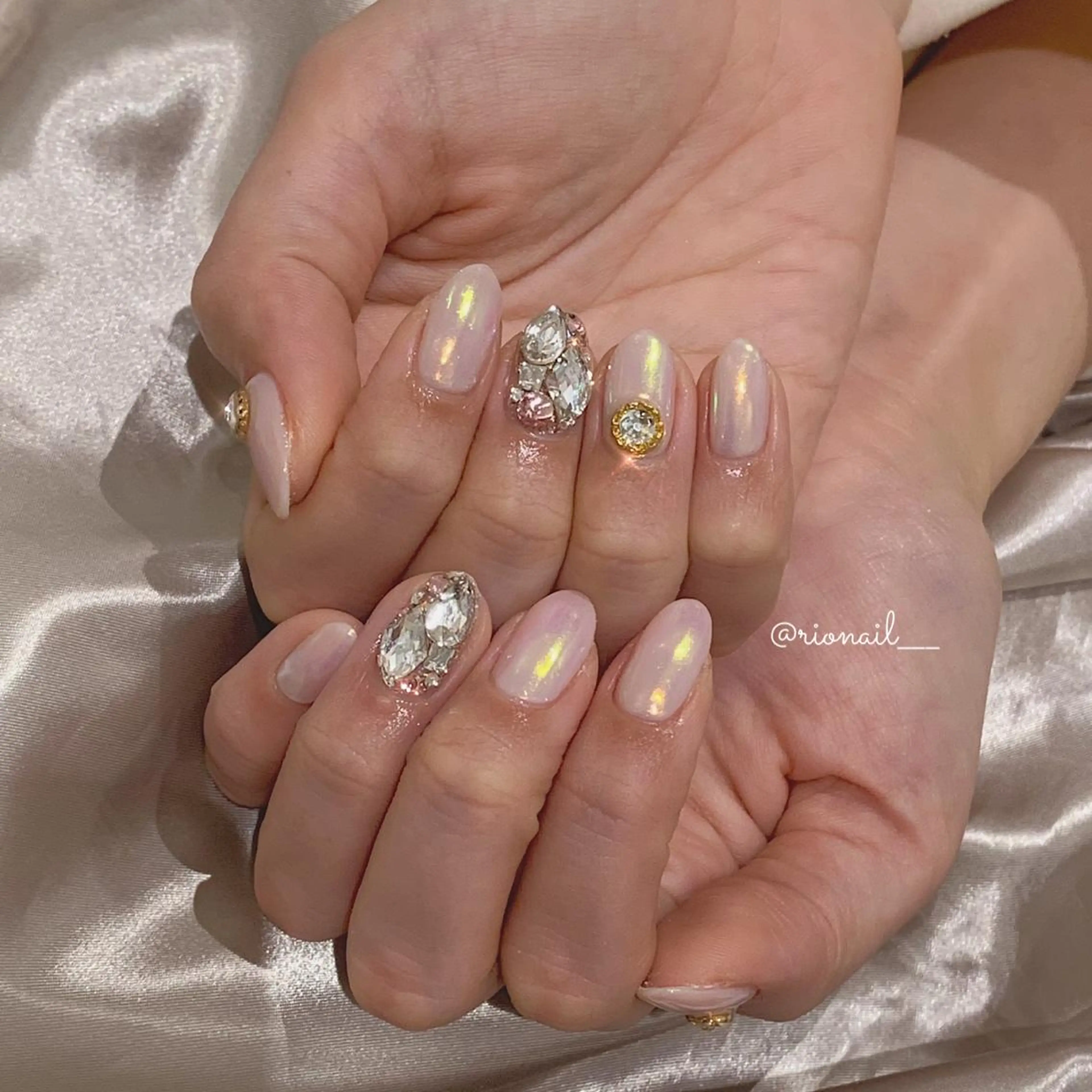 ネイル アートネイル 𝘙𝘪𝘰𝘯𝘢 ...🕯🤍のネイルデザイン