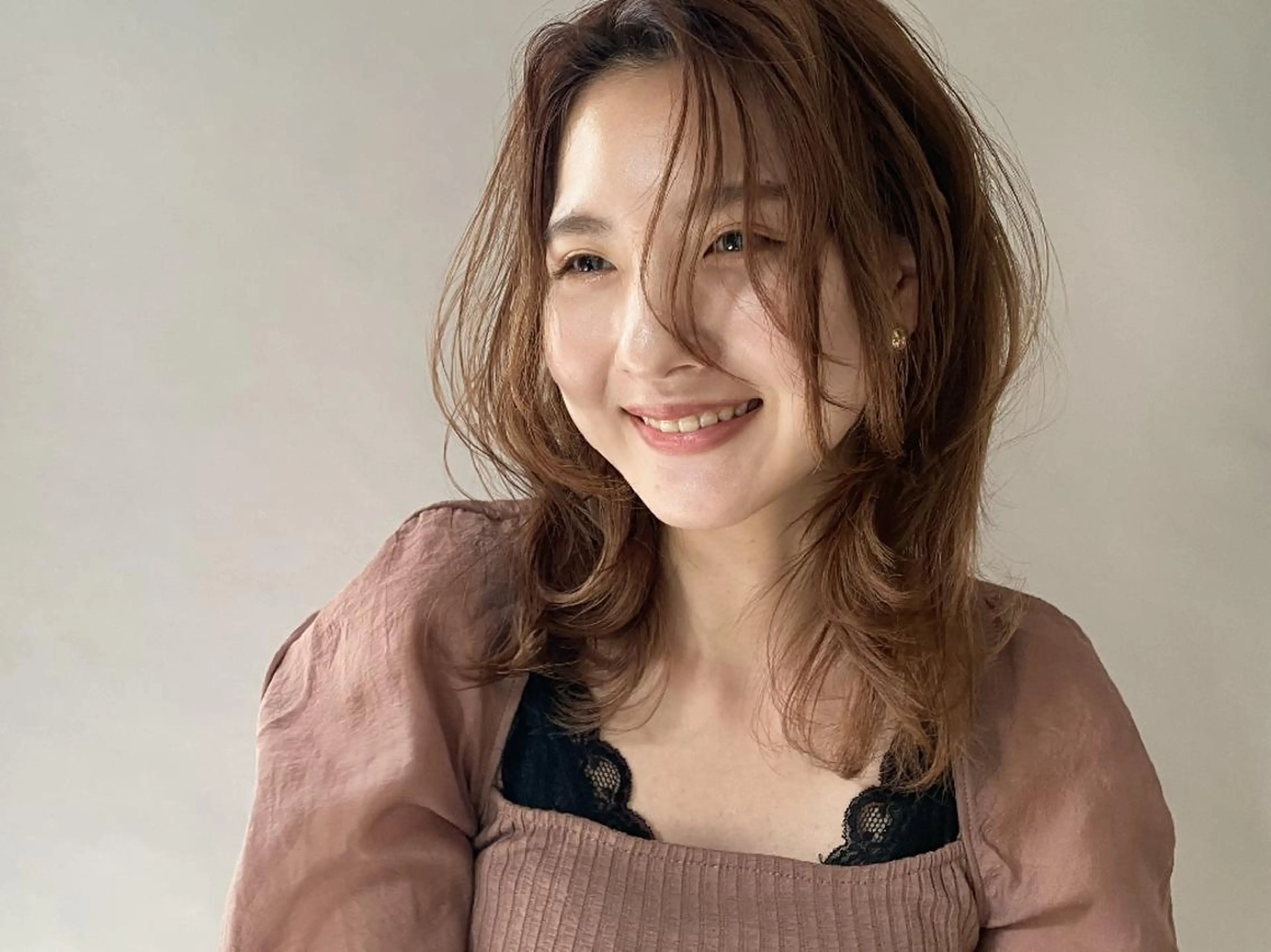 セミロング カラー ヘアアレンジ ベージュカラー 透明感カラー 大川 愛未のヘアスタイル