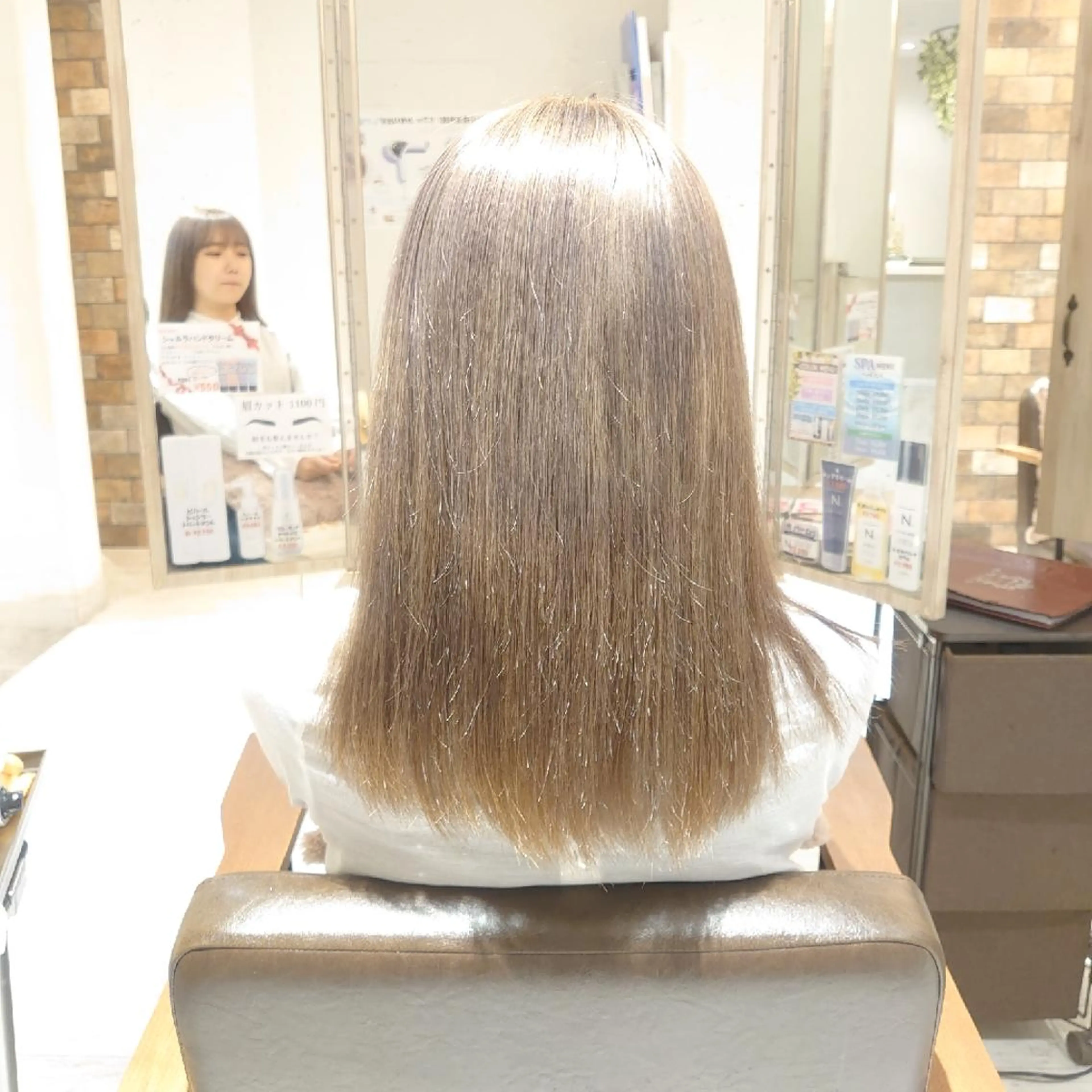 セミロング カラー ブリーチ グレージュ E Komo hair所属・Wow❕E Komo hair 永井一輝のヘアスタイル