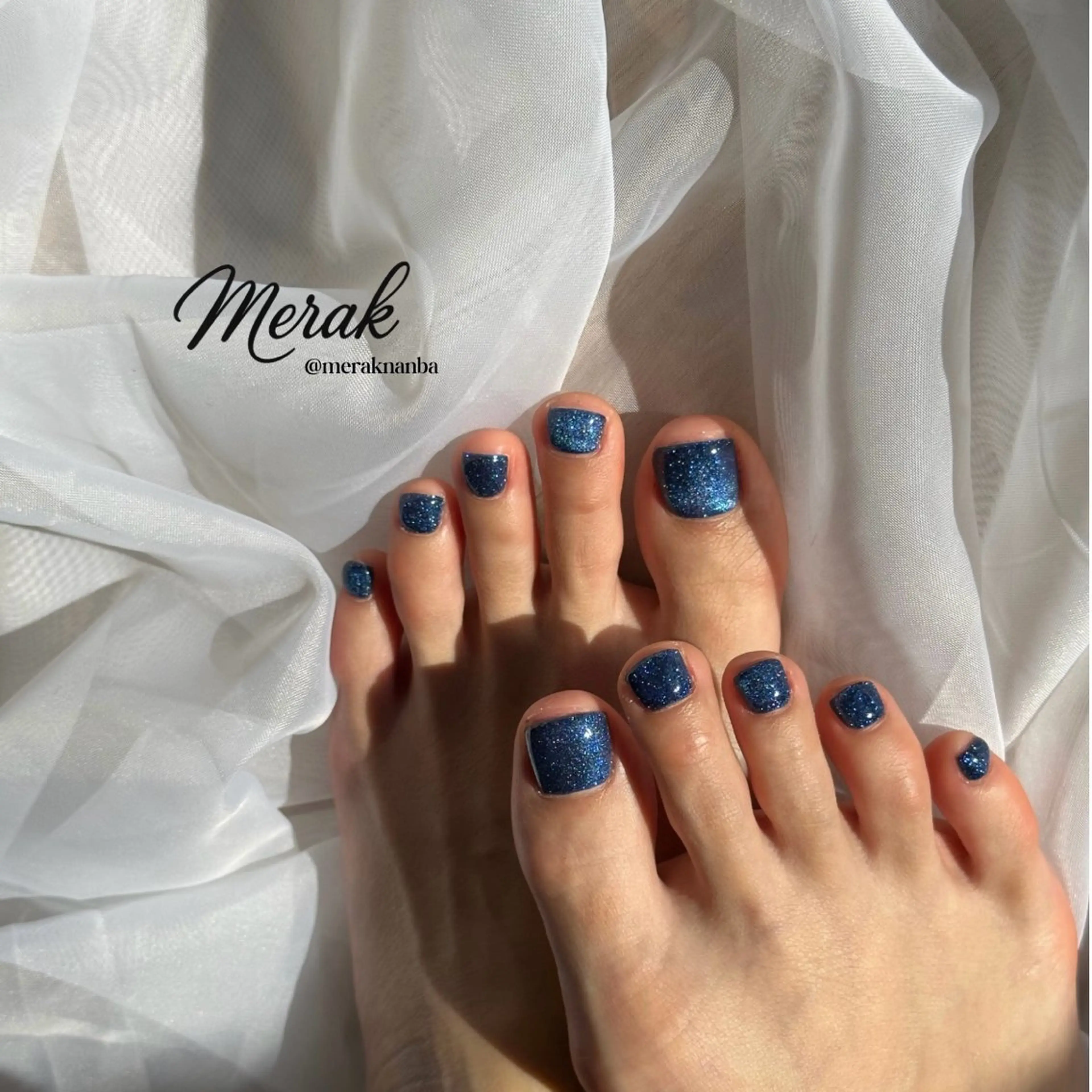 ネイル ブルー フットネイル ラメ(グリッター) フットネイル merak 難波 Kurobuchiのネイルデザイン