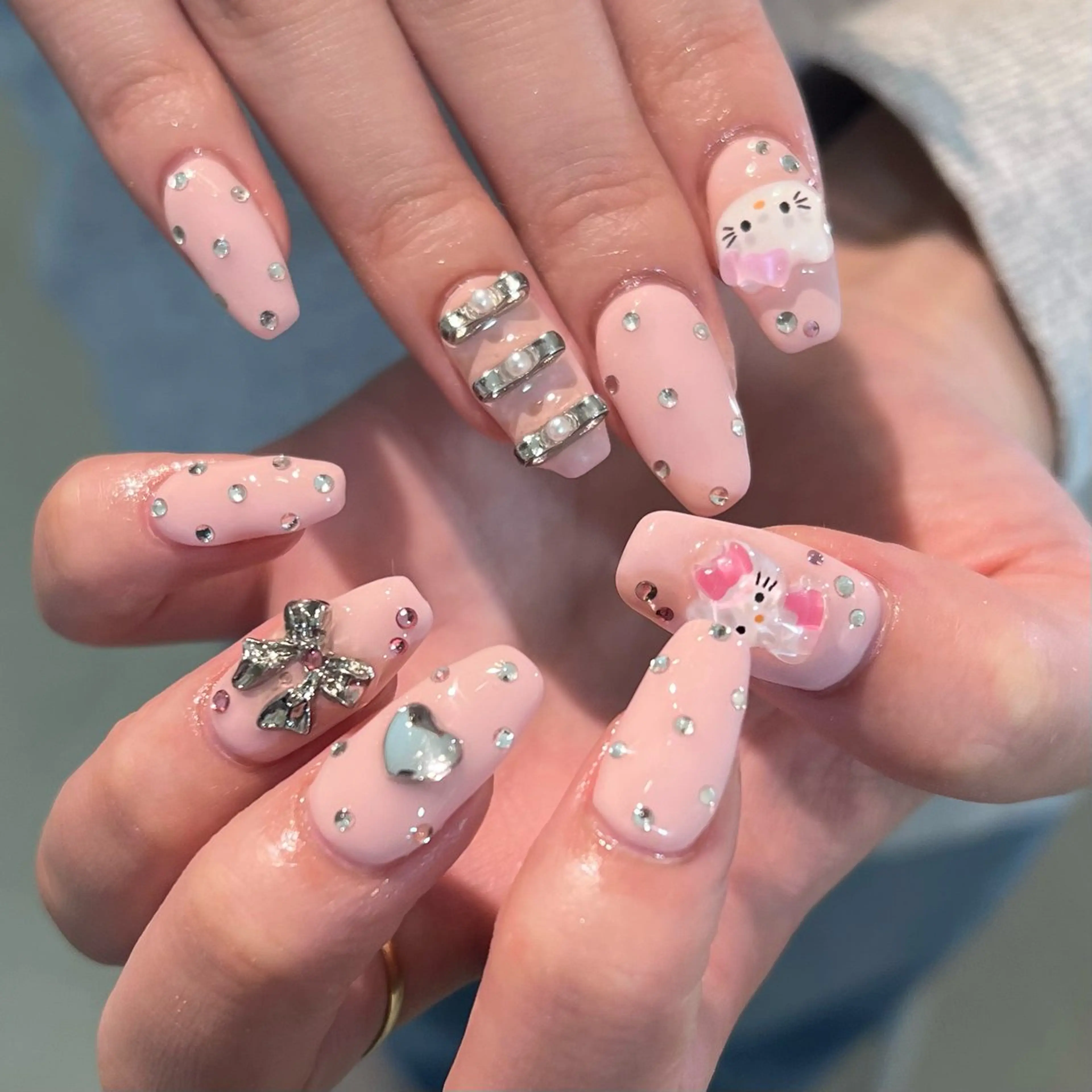ネイル キラキラネイル ハンドネイル sio.nail&eyebrow salon shimokitazawa2号店所属・nailist mana𖤐´-のネイルデザイン