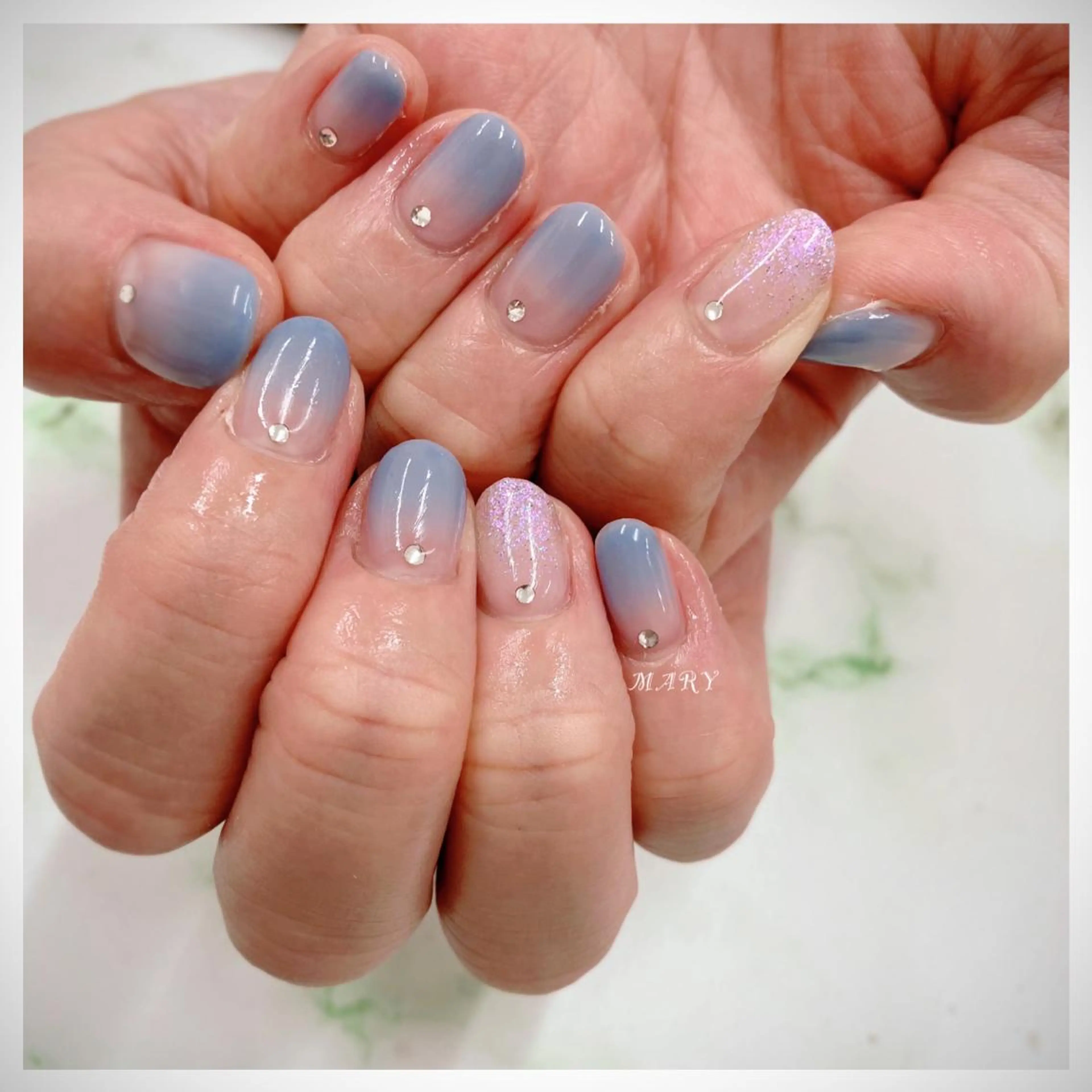 ネイル グラデーション 水色 ニュアンスネイル シンプルネイル 夏ネイル ハンドネイル Mary nail所属・Mary nail .narumiのネイルデザイン