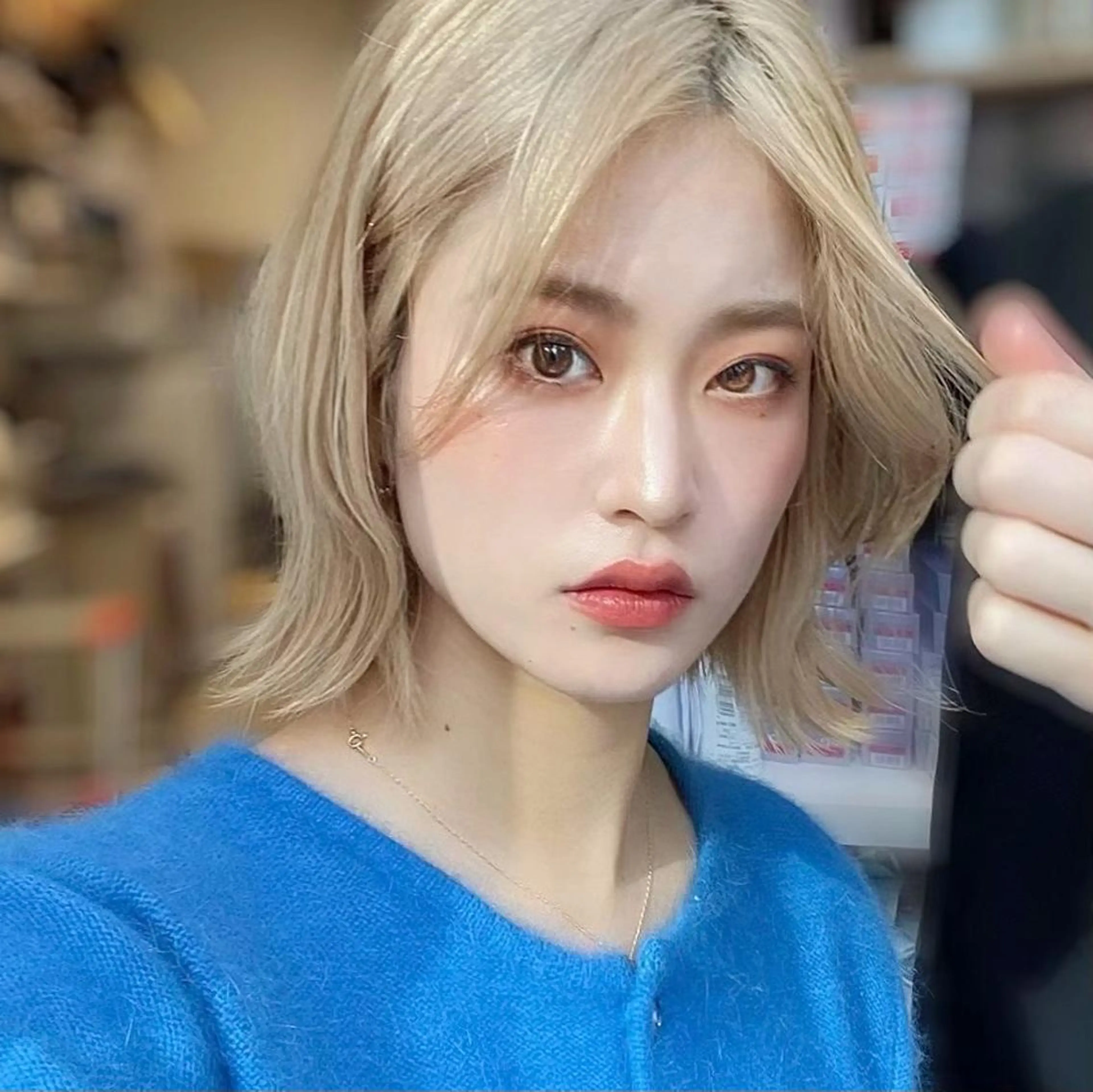 ショート カラー 切りっぱなしボブ 前下がりボブ ベージュカラー ブリーチ グレージュ カット ヘアカラー トリートメント ニュアンスレイヤー ハイトーンカラーのヘアスタイル