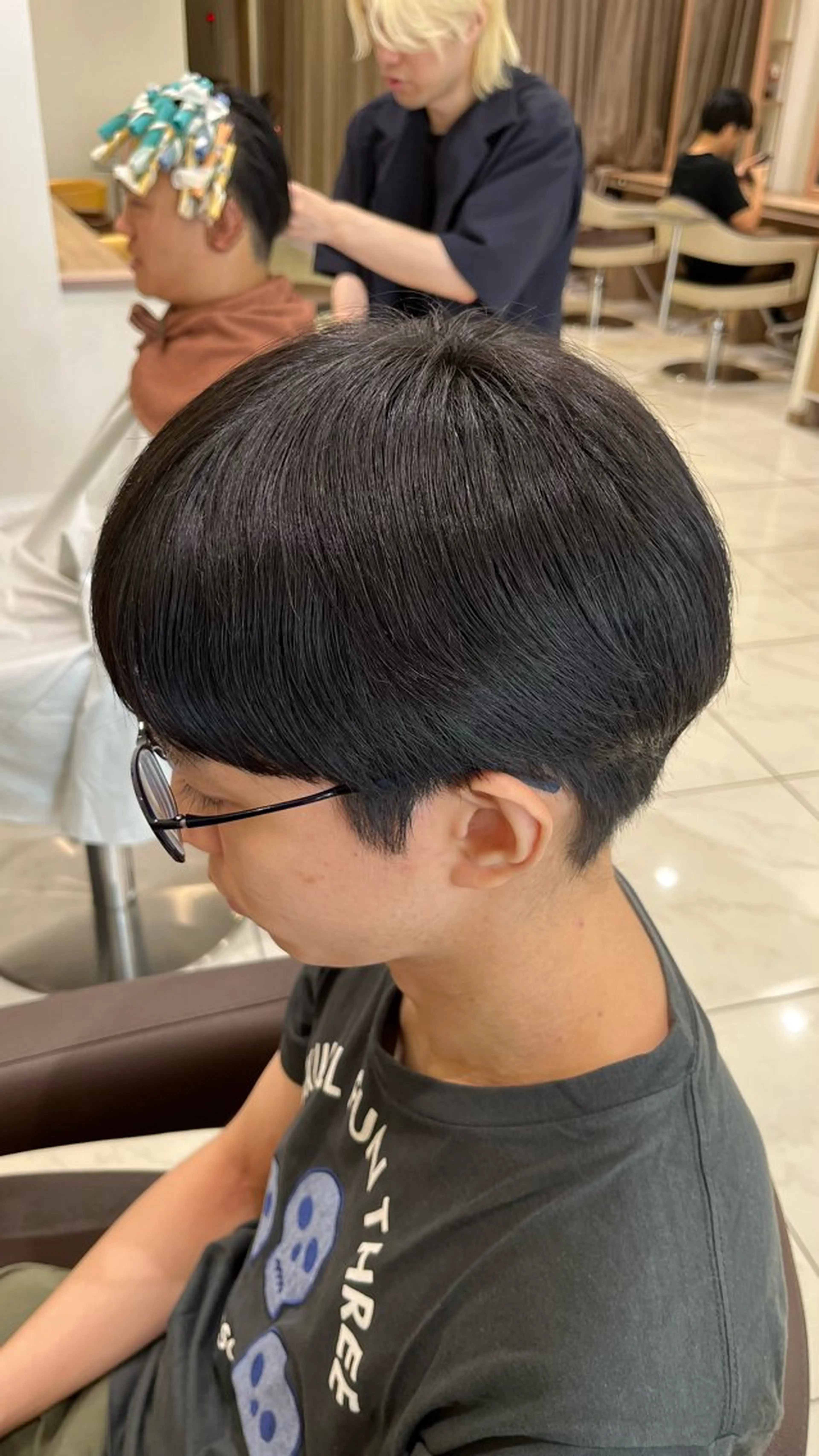 ショート パーマ メンズ メンズブリーチ センターパート フェードカット マッシュ メンズパーマ 【メンズパーマ✨️ フェザーパーマ】岩城のヘアスタイル