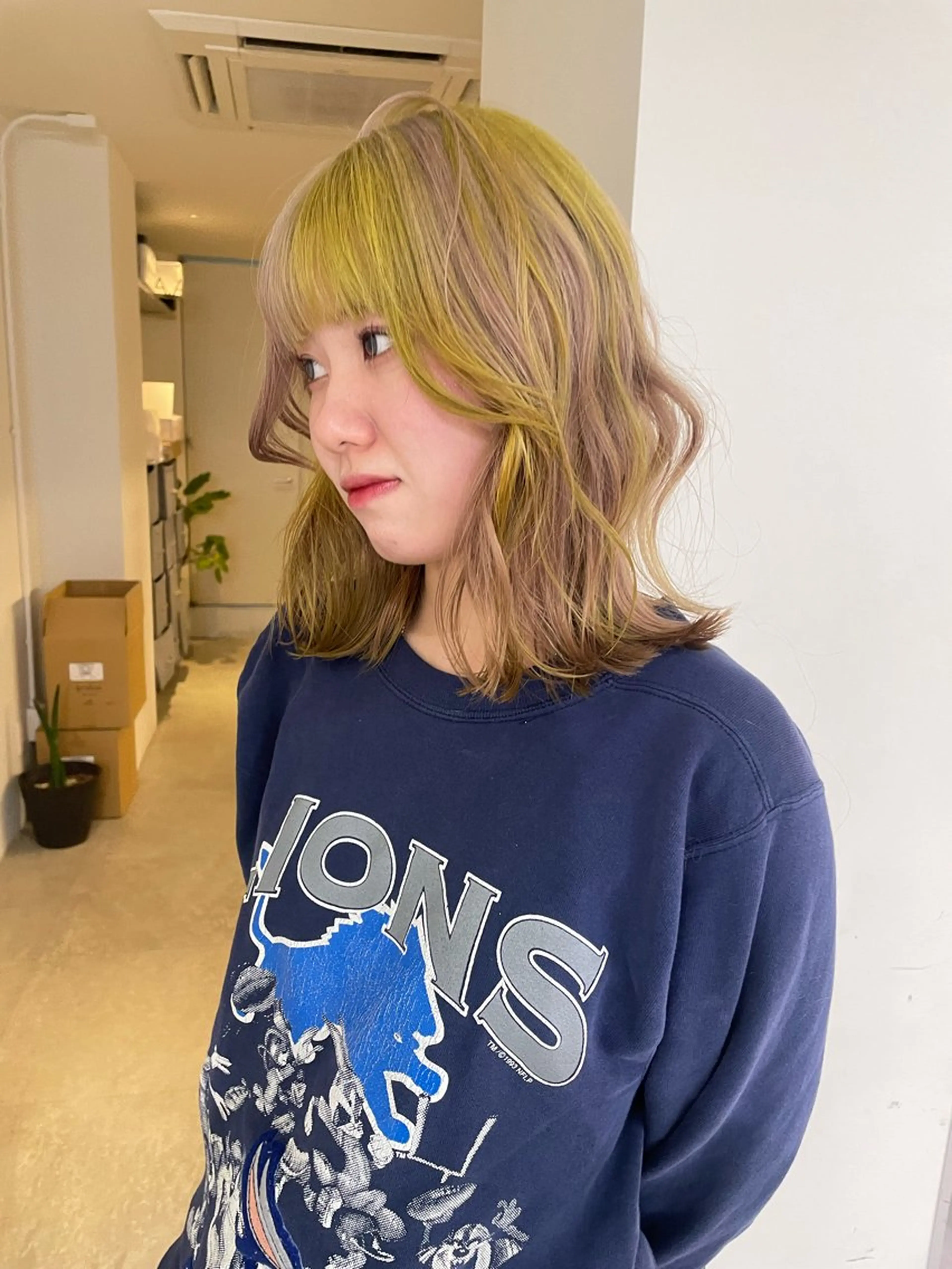 ミディアム カラー ベージュカラー ブリーチ ブロンド ケアブリーチ デザインカラー カット ヘアカラー トリートメント MIU/ルーツカラー ボブ/顔周りレイヤーのヘアスタイル