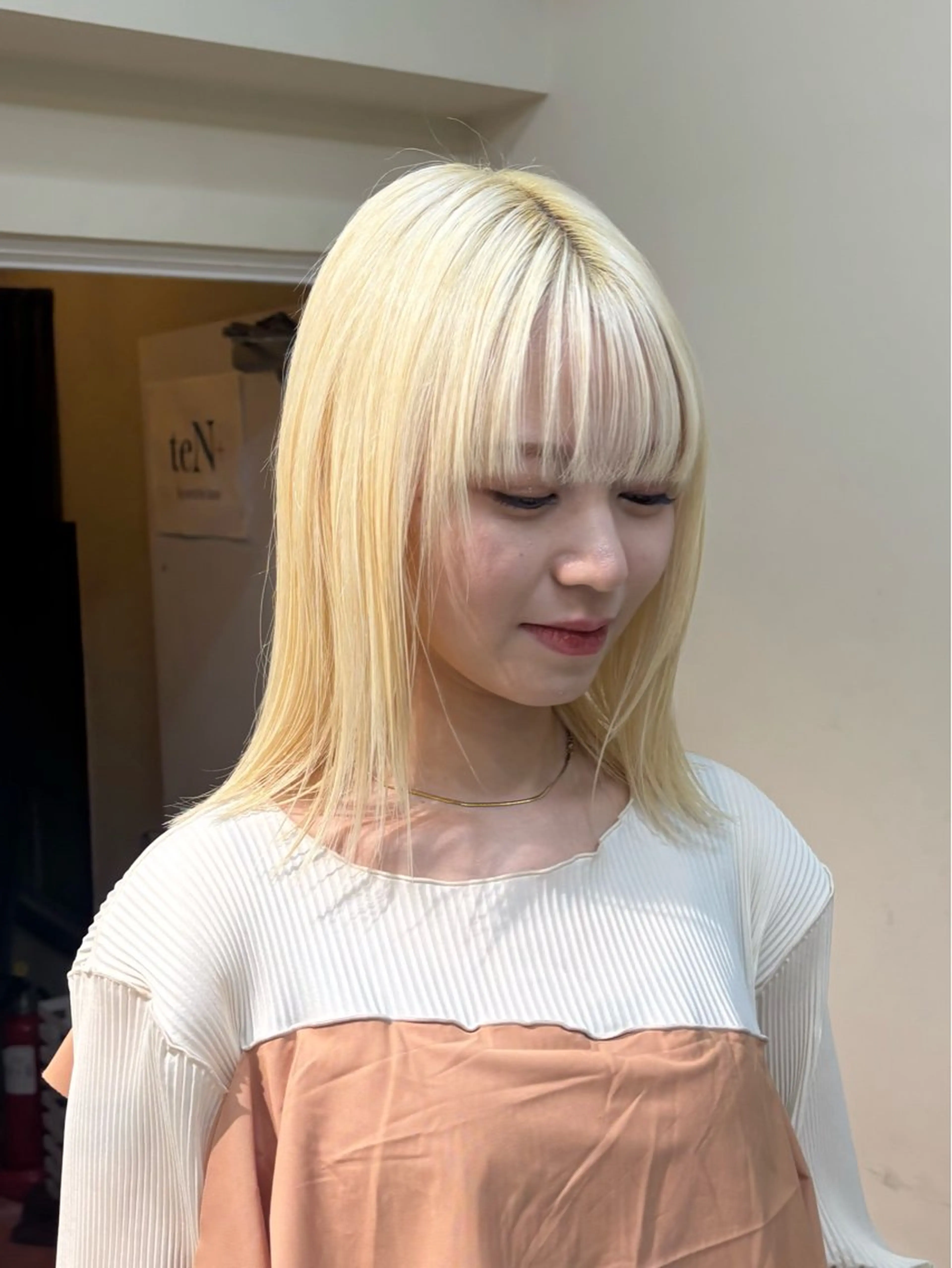 ミディアム カラー ブリーチ 抜きっぱなしブロンド ヘアカラー teN+by ambleluxeのヘアスタイル