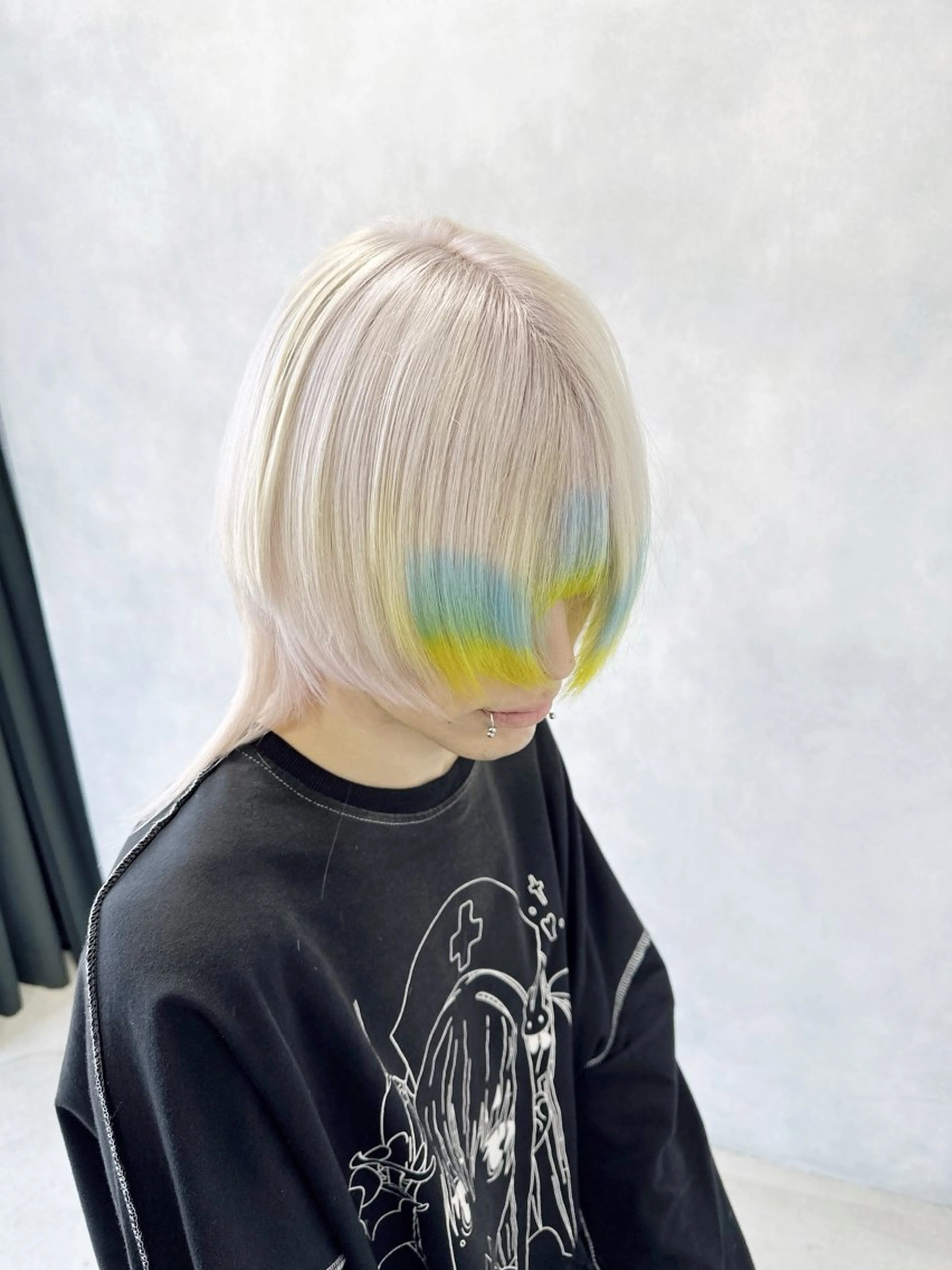 ミディアム カラー ベージュカラー ブリーチ ケアブリーチ ダブルカラー ハイトーンカラー カット ヘアカラー 🌈ホワイトカラー レイヤー/キシ🌈のヘアスタイル