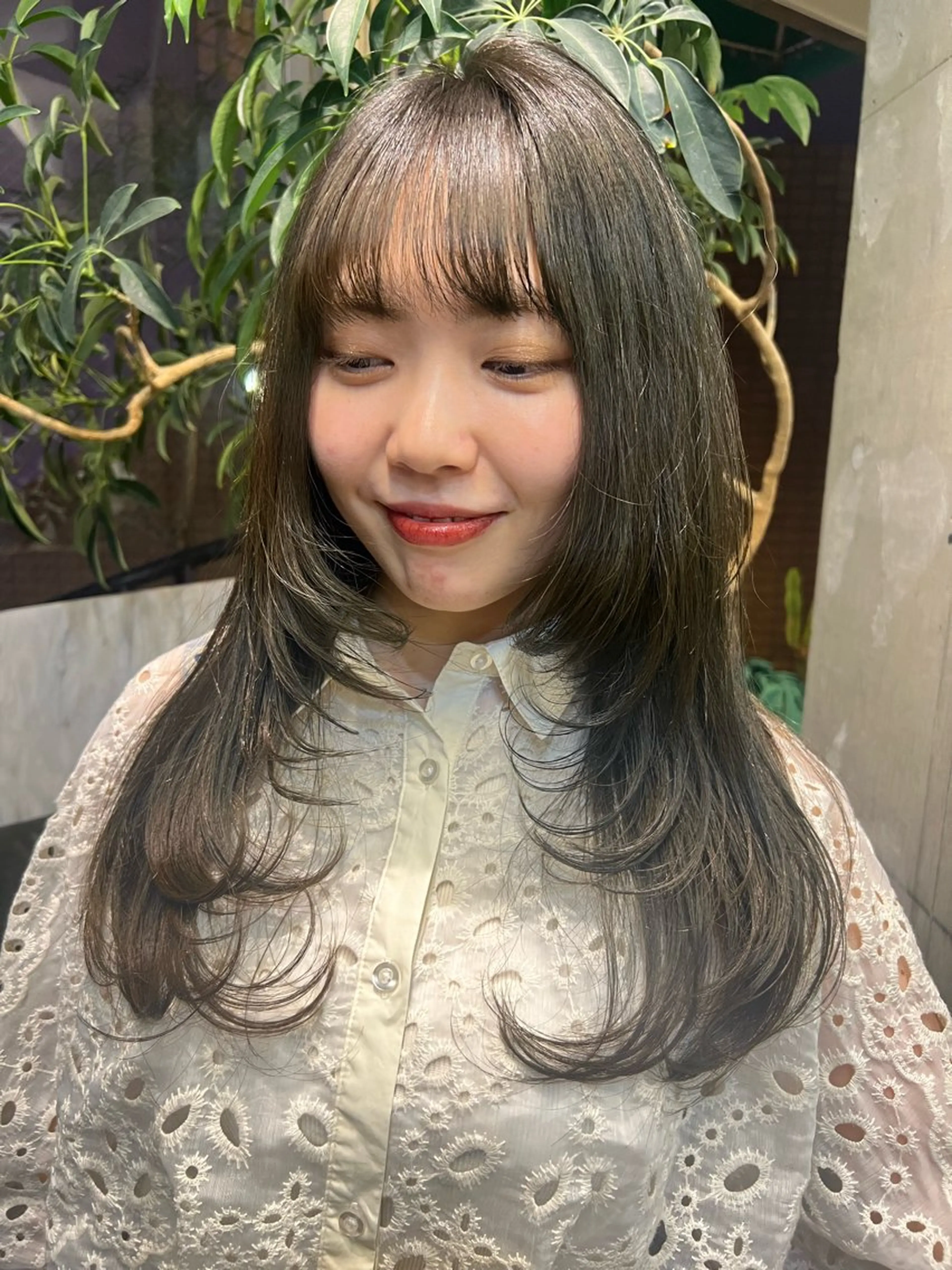 ロング カラー グレージュ オリーブグレージュ オリーブグレー 顔まわりレイヤー レイヤーカット ヘアカラー ROBBY所属・松井美樹/似合わせ ガーリー・韓国のヘアスタイル