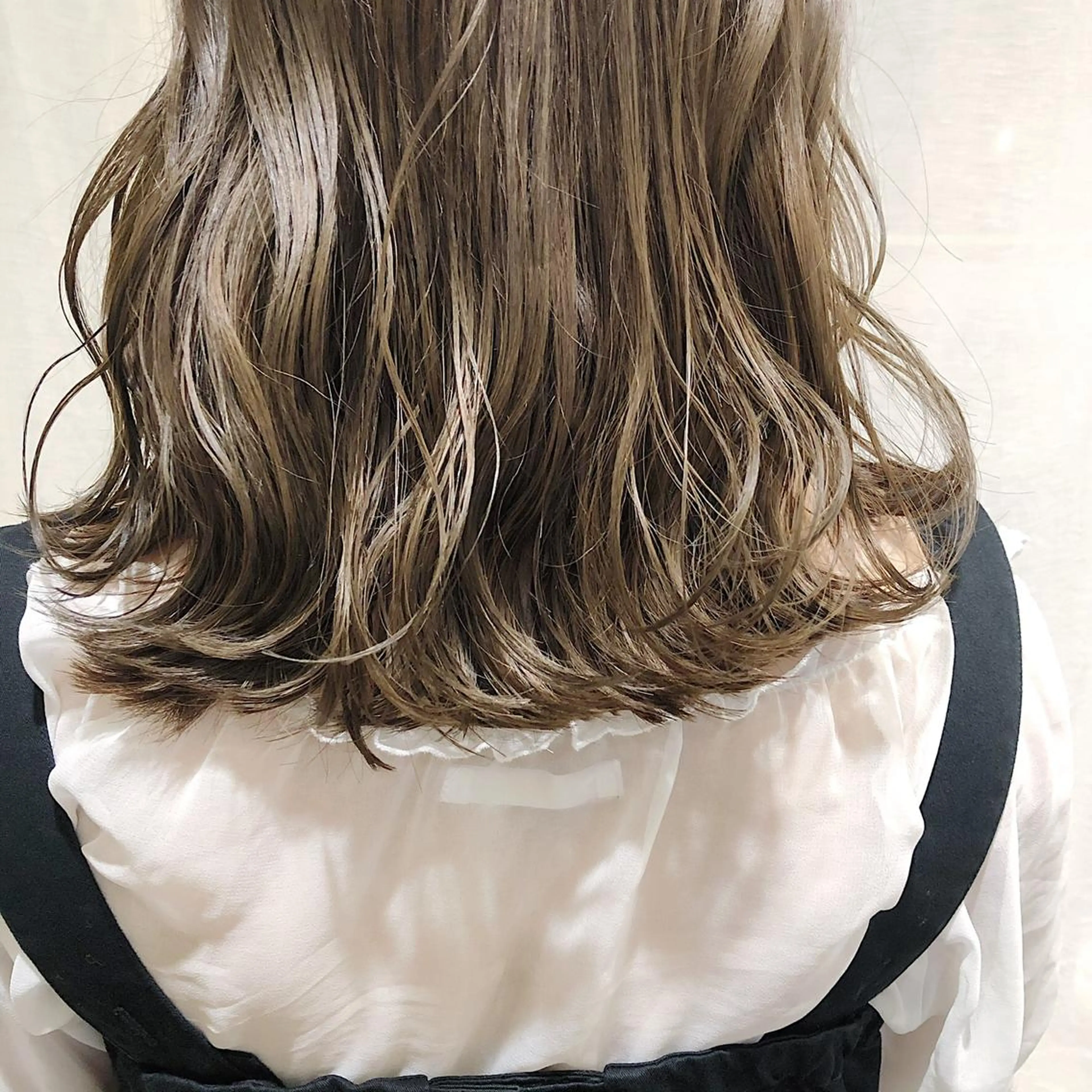 ミディアム カラー 西垣 佳苗のヘアスタイル