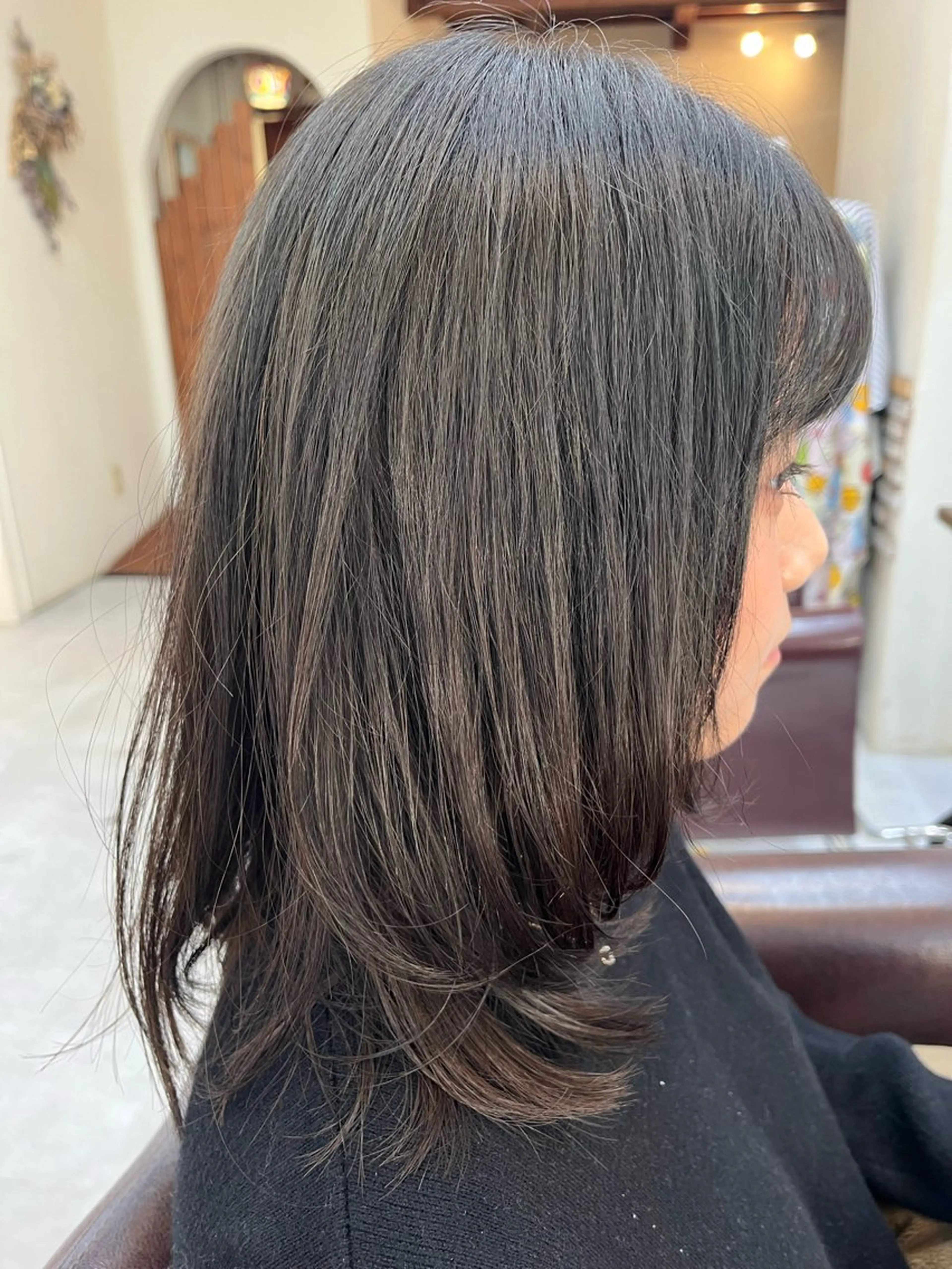セミロング カラー レイヤーカット ローレイヤー 岡部 夏生のヘアスタイル