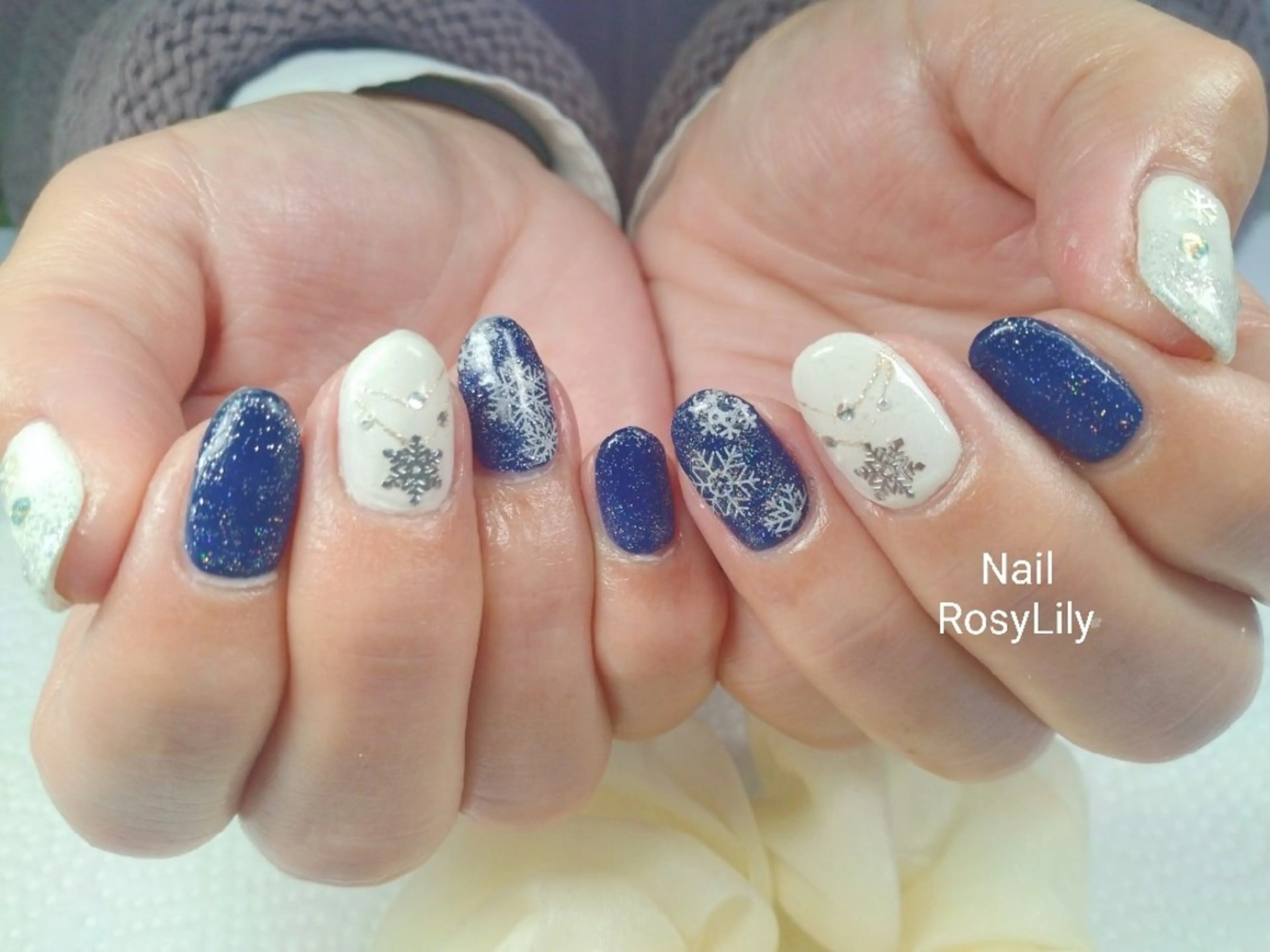 ネイル 持ち込み ネイビー ホワイト ハンドネイル ハンドケア プライベートサロン RosyLily所属・プライベートサロン Rosy Lilyのネイルデザイン