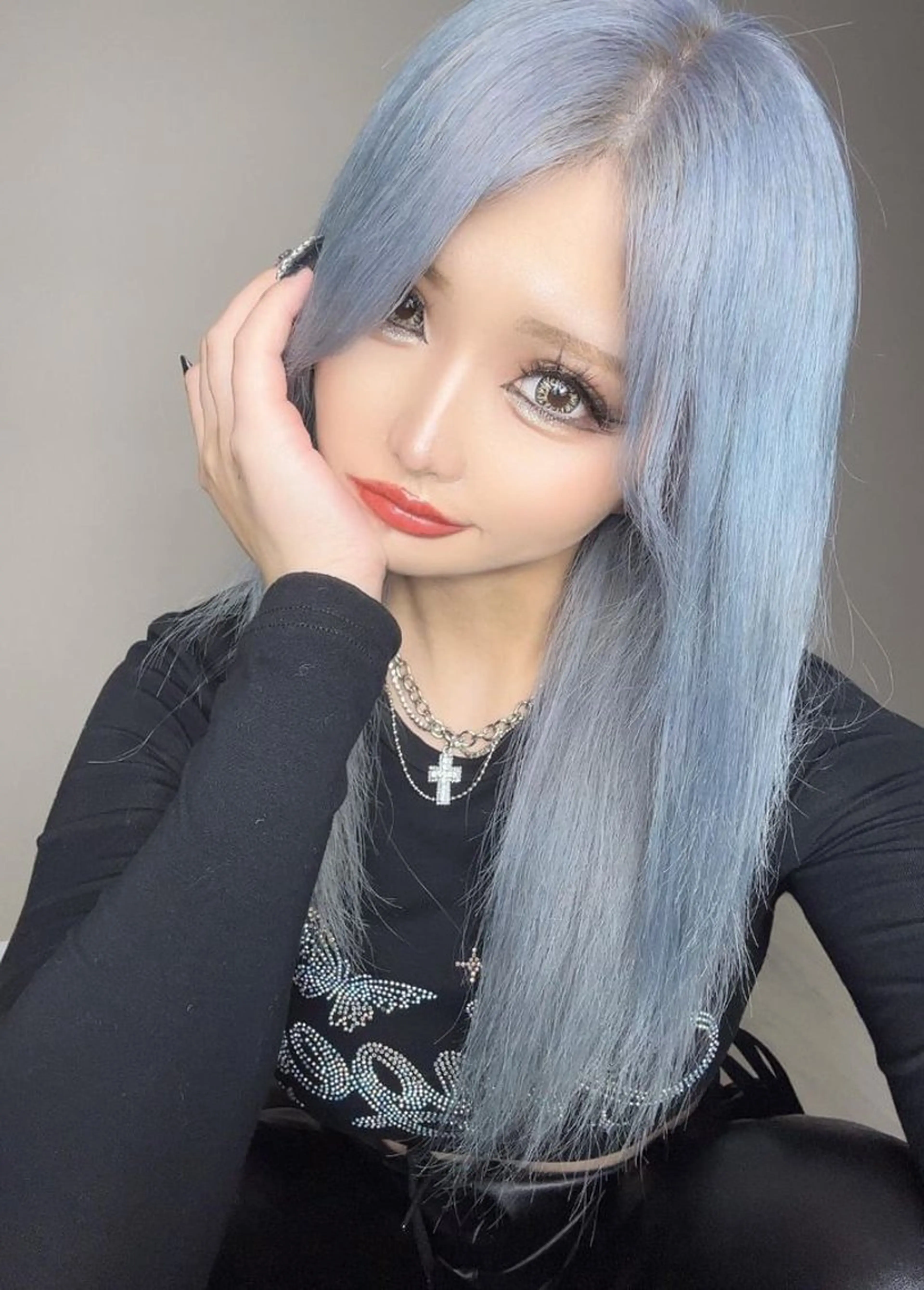 ロング カラー ブルーカラー シルバー ホワイト&レイヤーカ ットエクステ長畠俊輔のヘアスタイル