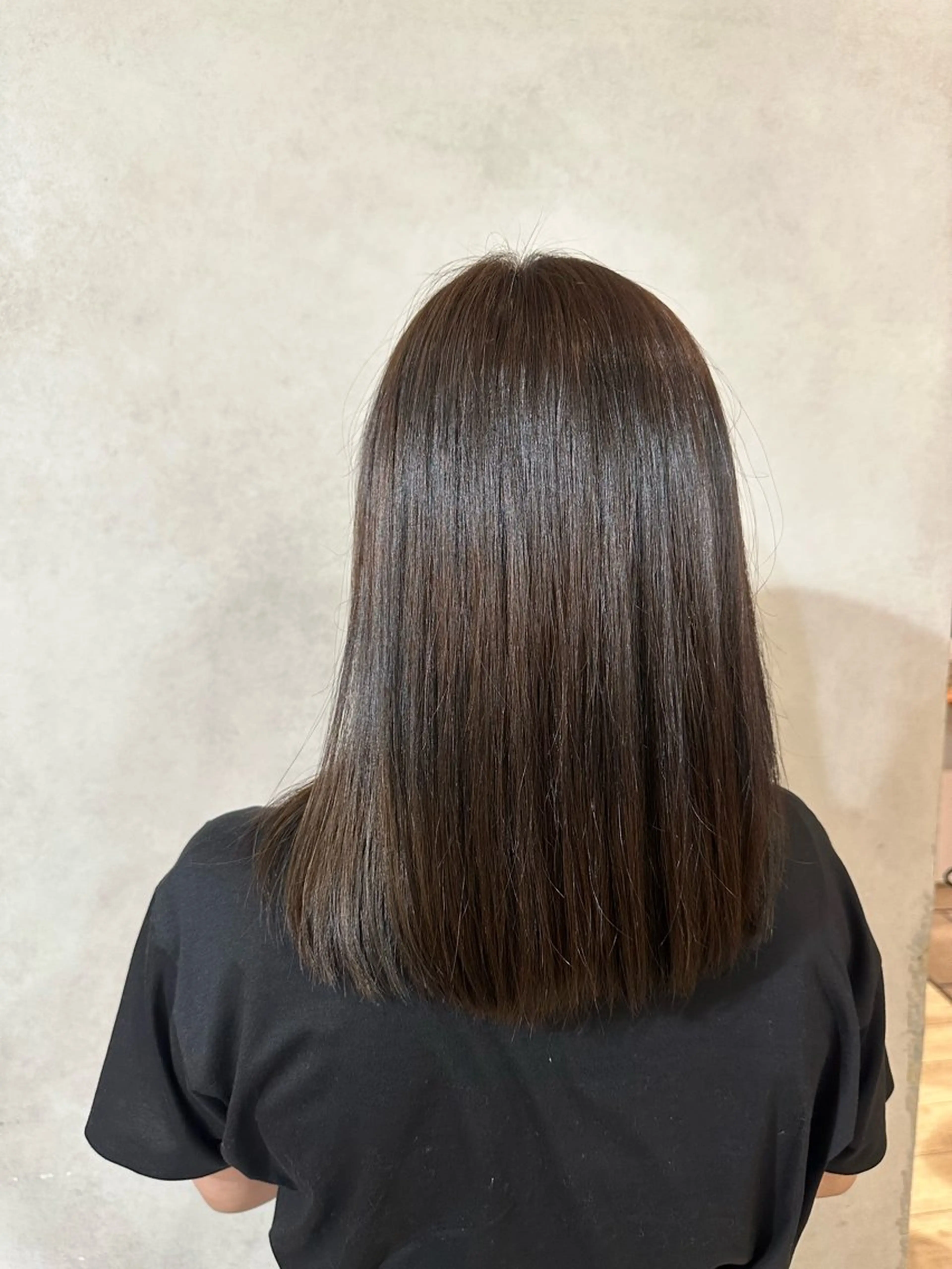 ミディアム カット ヘアカラー 亀井 咲那のヘアスタイル