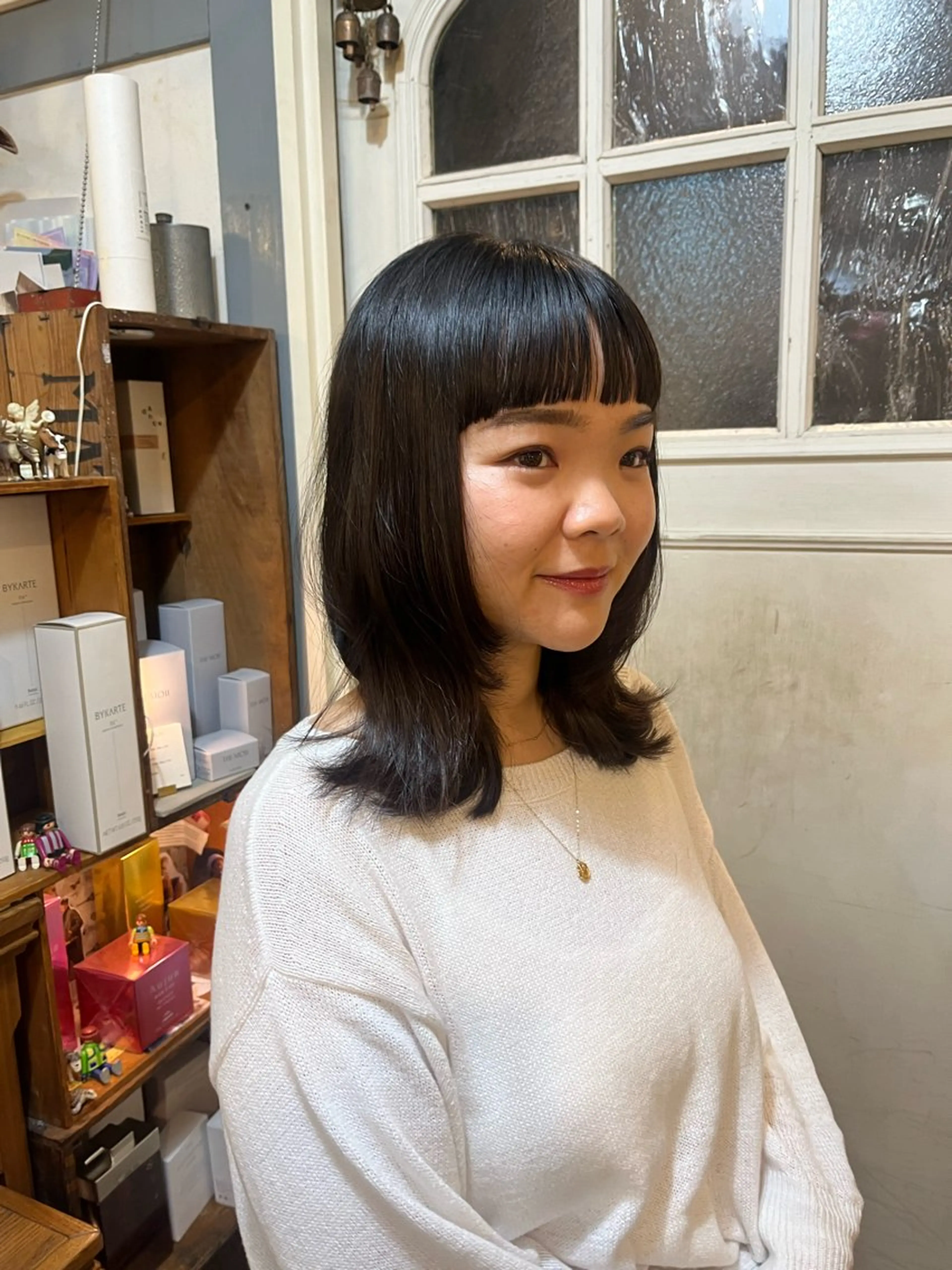 ミディアム カラー オン眉 カット ヘアカラー トリートメント ヘッドスパ 抜け感パーマ/ 顔まわり/緒方椋のヘアスタイル