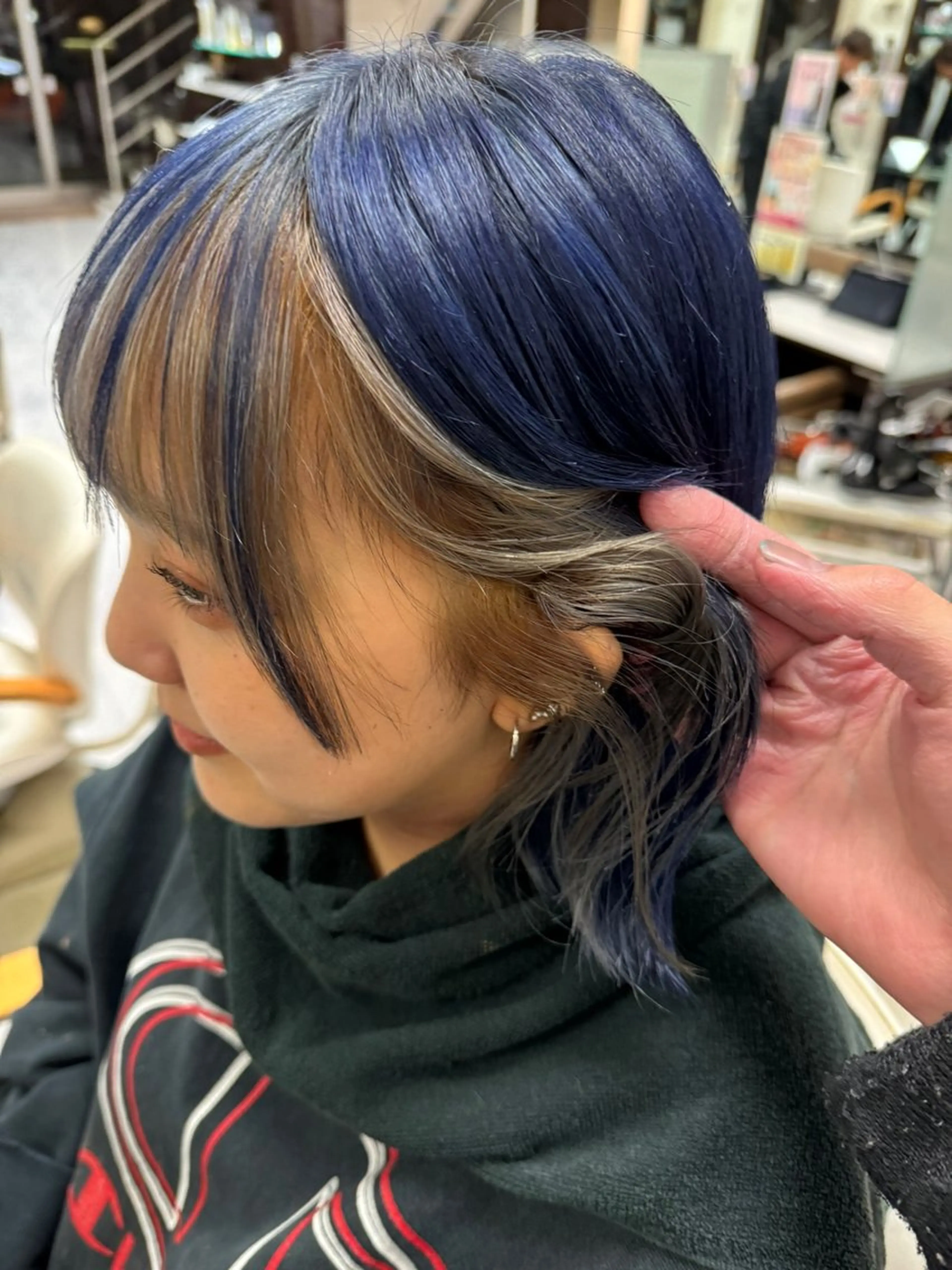 ミディアム カラー ヘアアレンジ 切りっぱなしボブ ブリーチ ブルーカラー デザインカラー ダブルカラー カット ヘアカラー トリートメント 目黒 碧人のヘアスタイル
