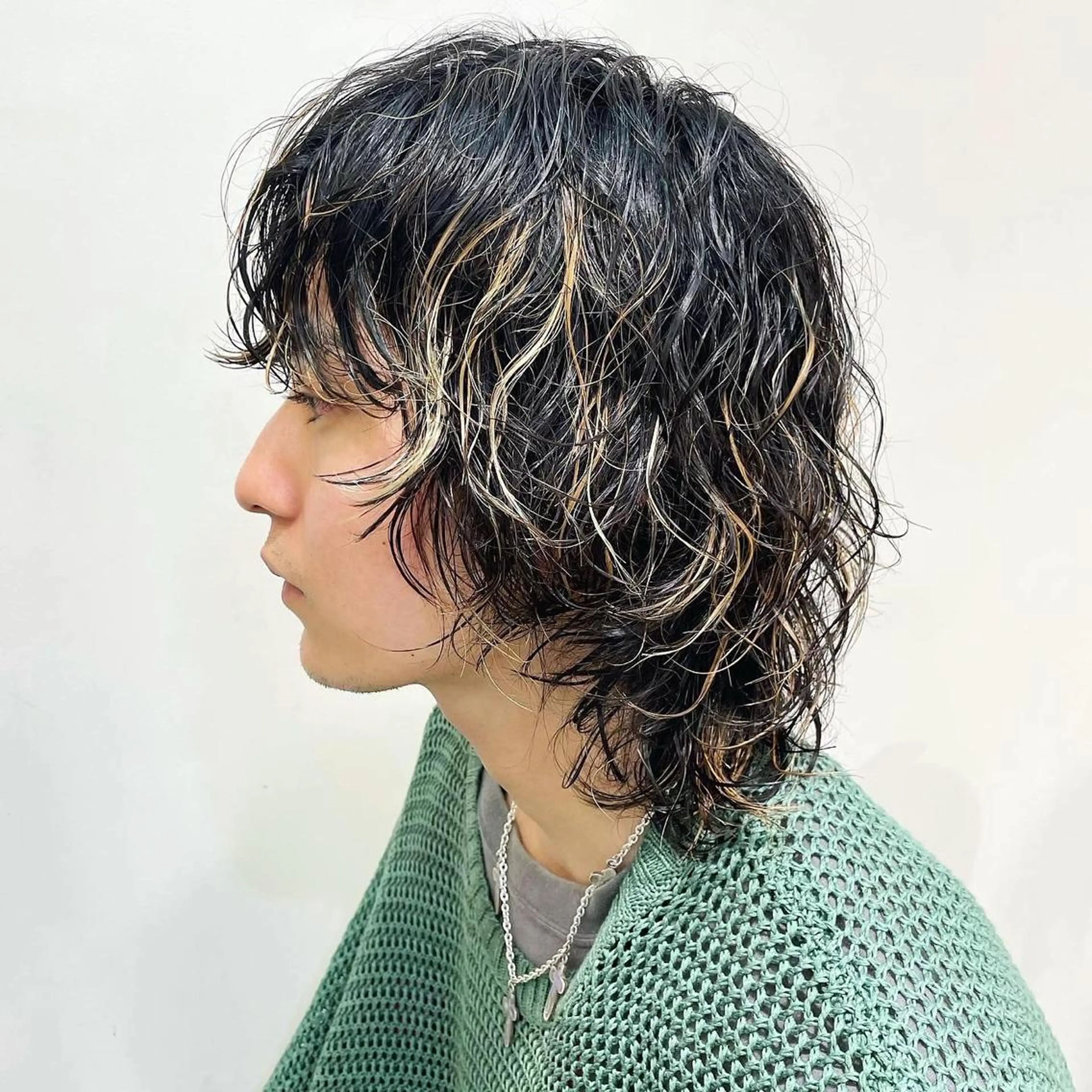 ミディアム カラー パーマ メンズ ミディアムパーマ メンズハイライト メンズパーマ ハイライトカラー ハイライト ishida kaitoのヘアスタイル